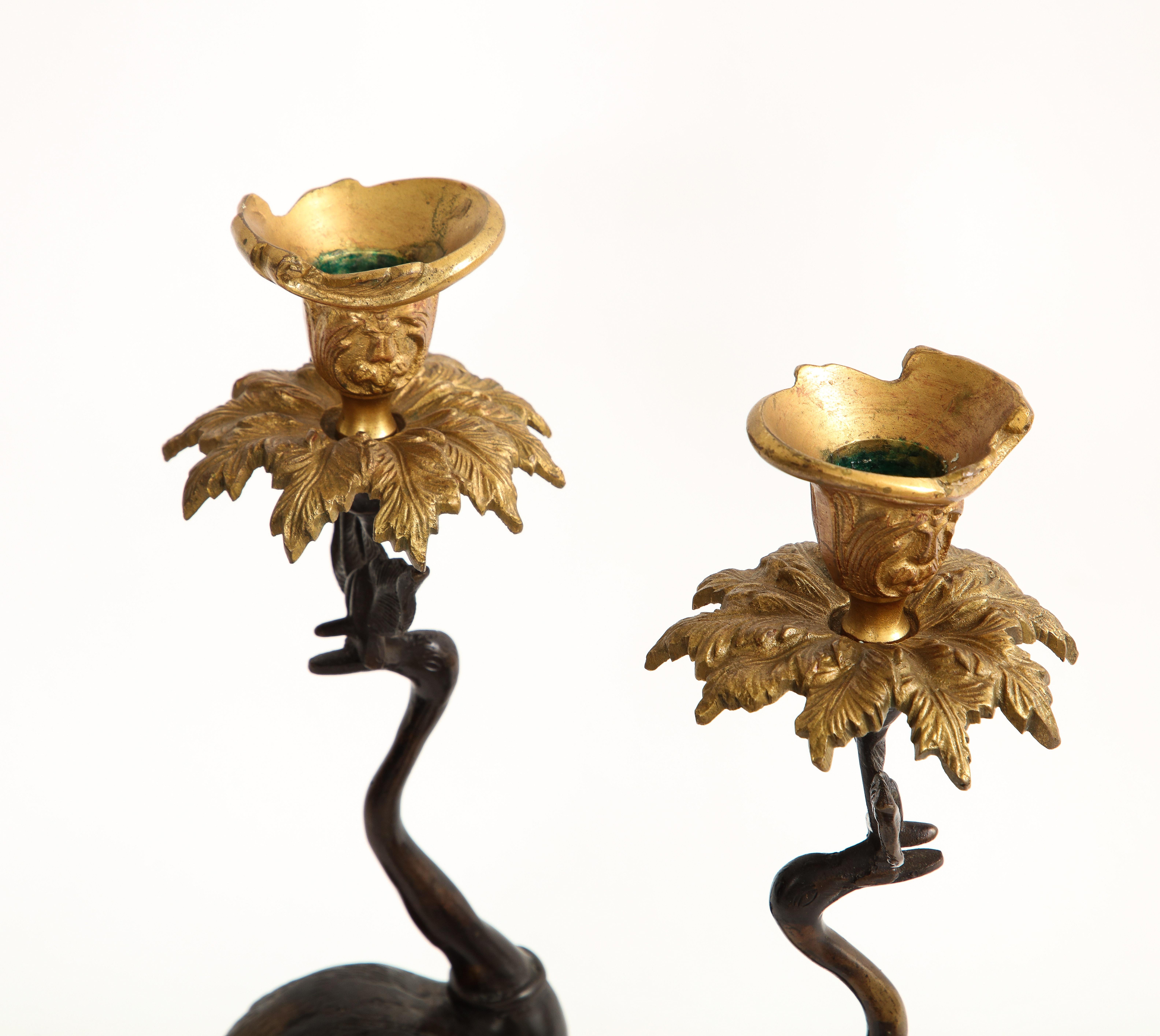 Paar patinierte und vergoldete Bronze-Kerzenständer in Kranichform aus dem 19. Jahrhundert im Angebot 1