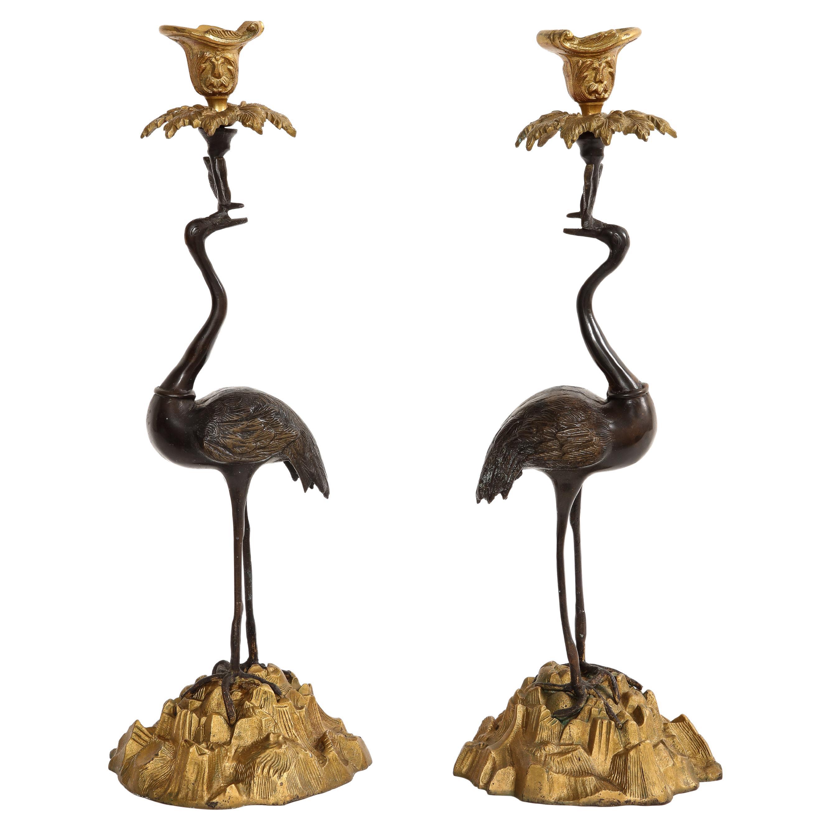 Paar patinierte und vergoldete Bronze-Kerzenständer in Kranichform aus dem 19. Jahrhundert im Angebot