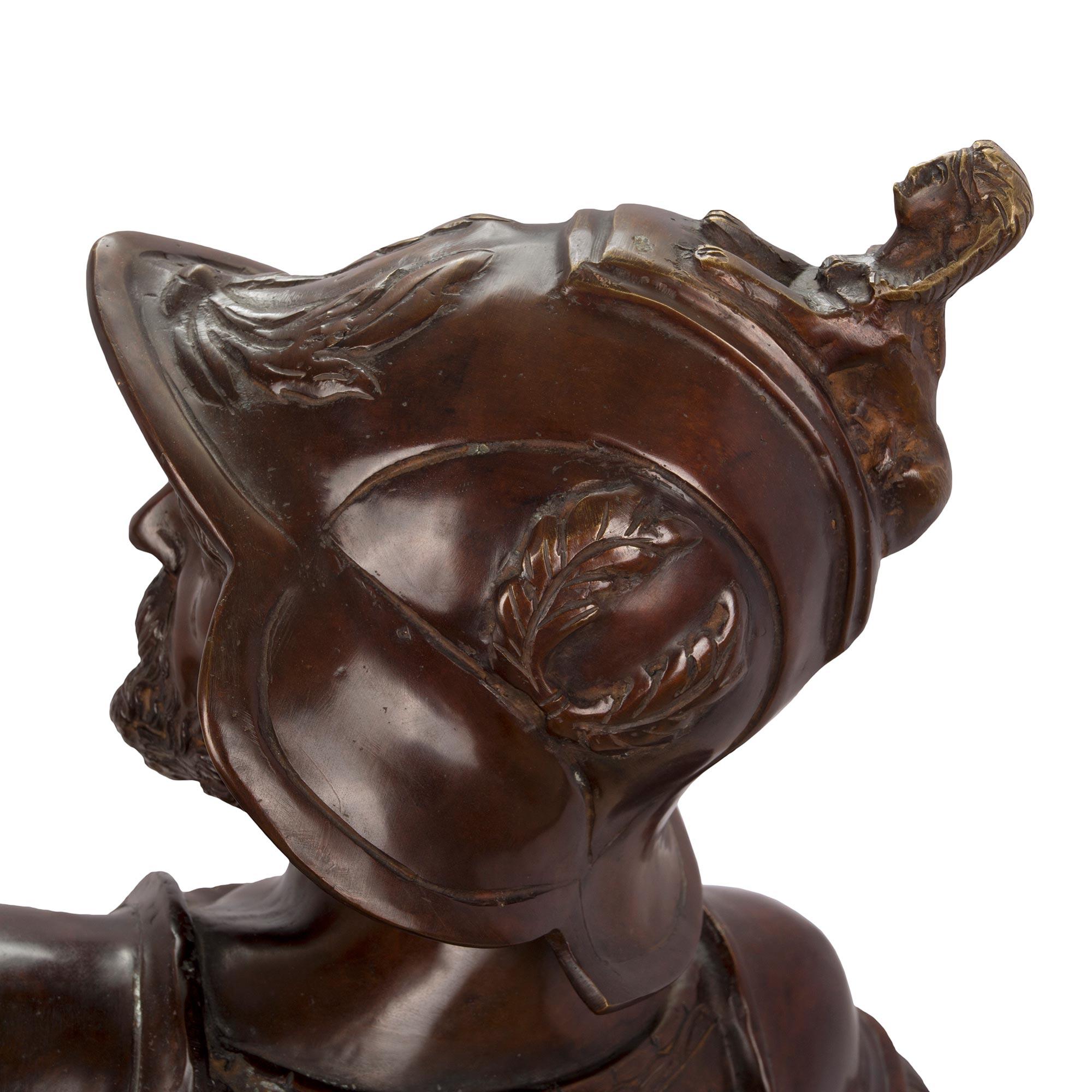 Coppia di statue di guerriero in bronzo patinato e marmo di Siena del XIX secolo in vendita 2
