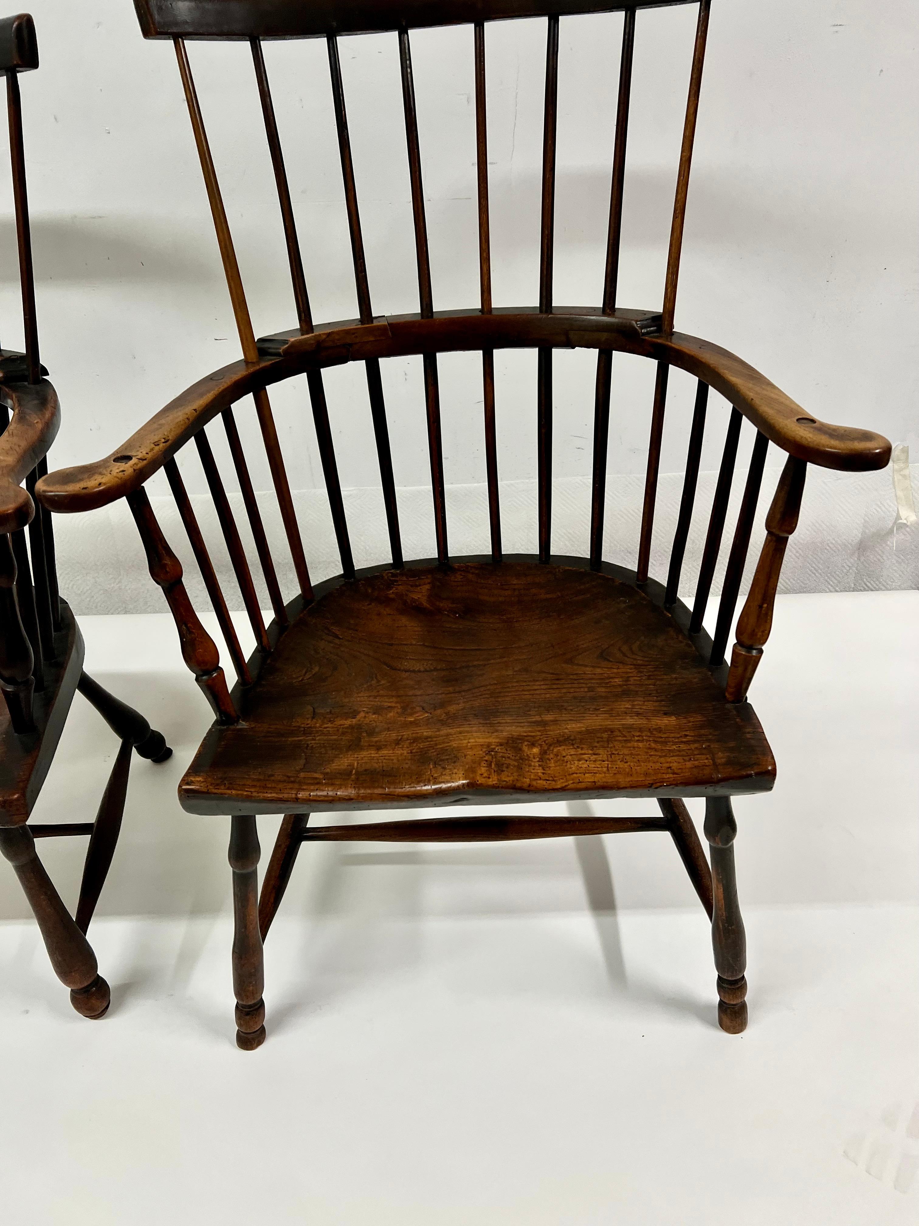 Wood Pair of 19th Century Patinated Windsor Chairs For Sale