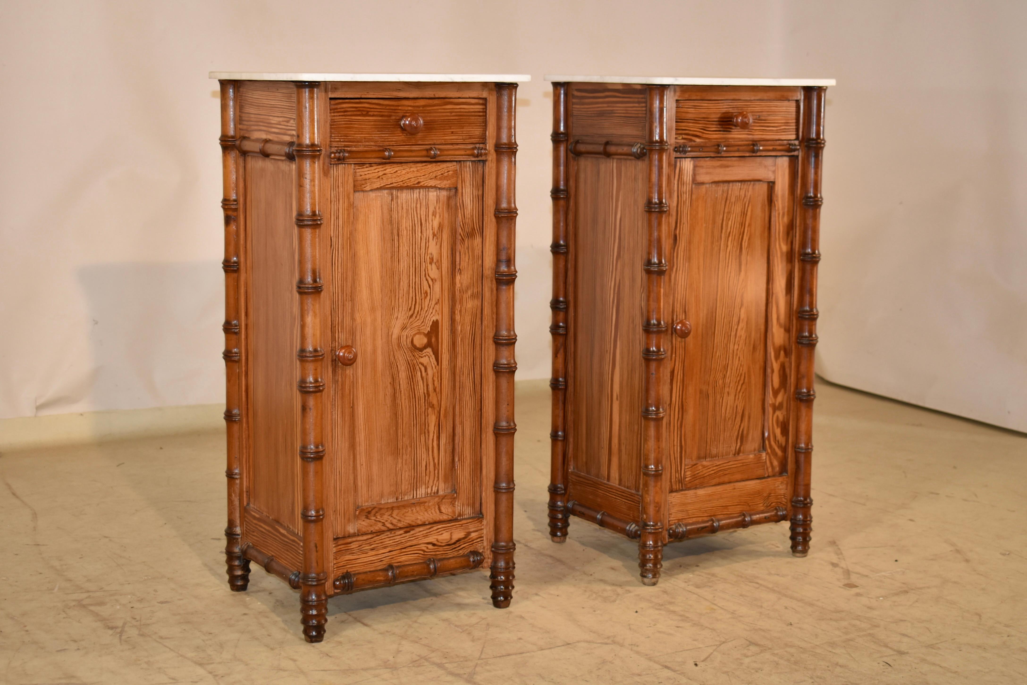 Paire de chevets en pin faux bambou du 19ème siècle provenant de France.  Les plateaux sont en marbre et sont amovibles pour l'expédition.  Les armoires sont fabriquées en pitch pine merveilleusement chaud, et sont finies sur les quatre côtés pour