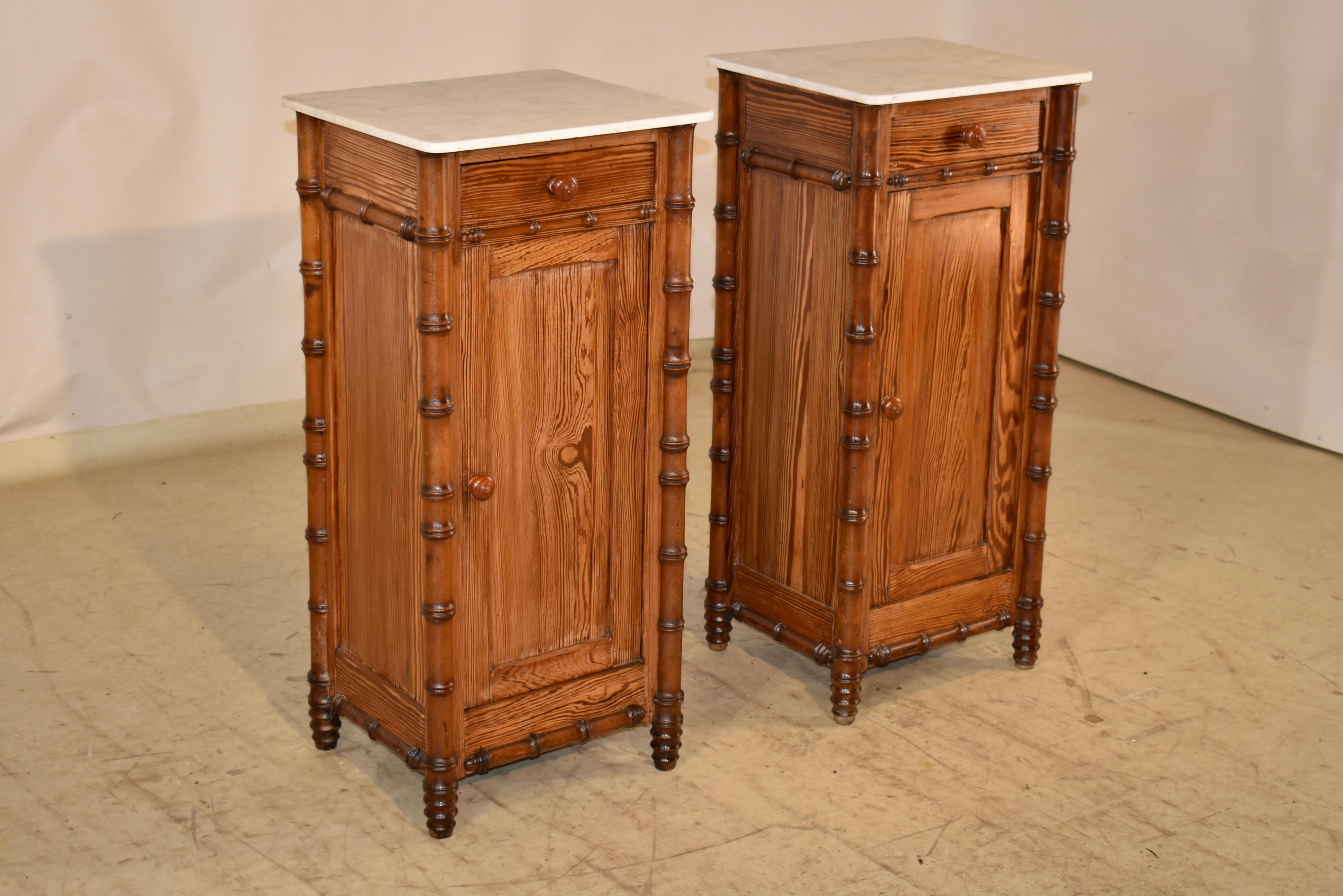 Art nouveau Paire de tables de chevet en pin du XIXe siècle, France en vente