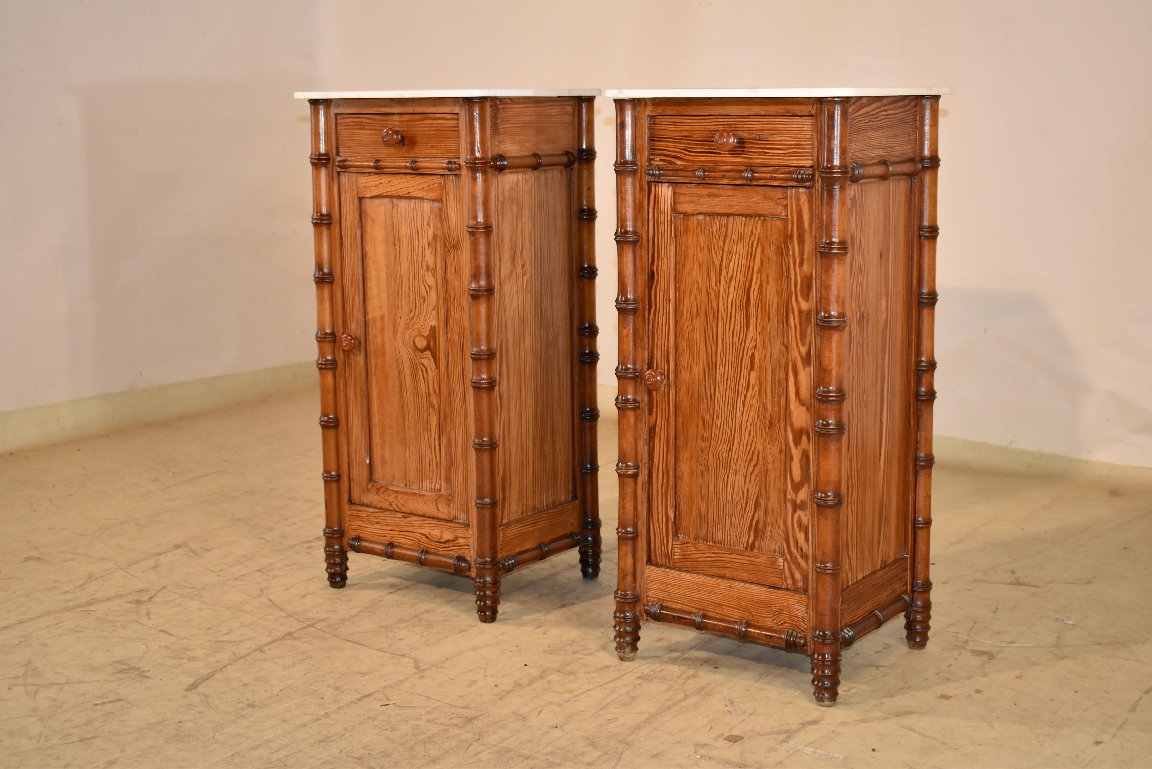 Français Paire de tables de chevet en pin du XIXe siècle, France en vente