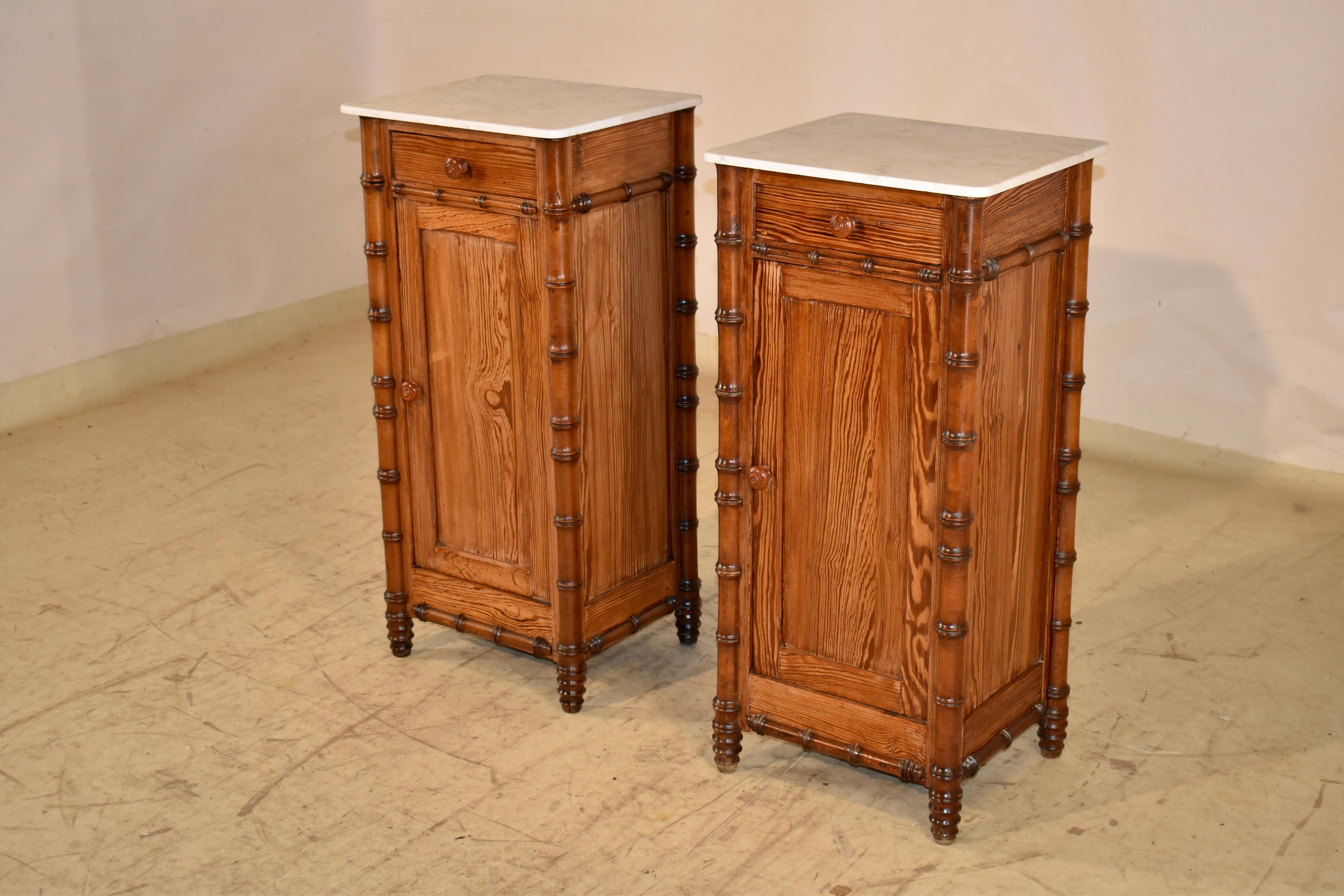 Tourné Paire de tables de chevet en pin du XIXe siècle, France en vente