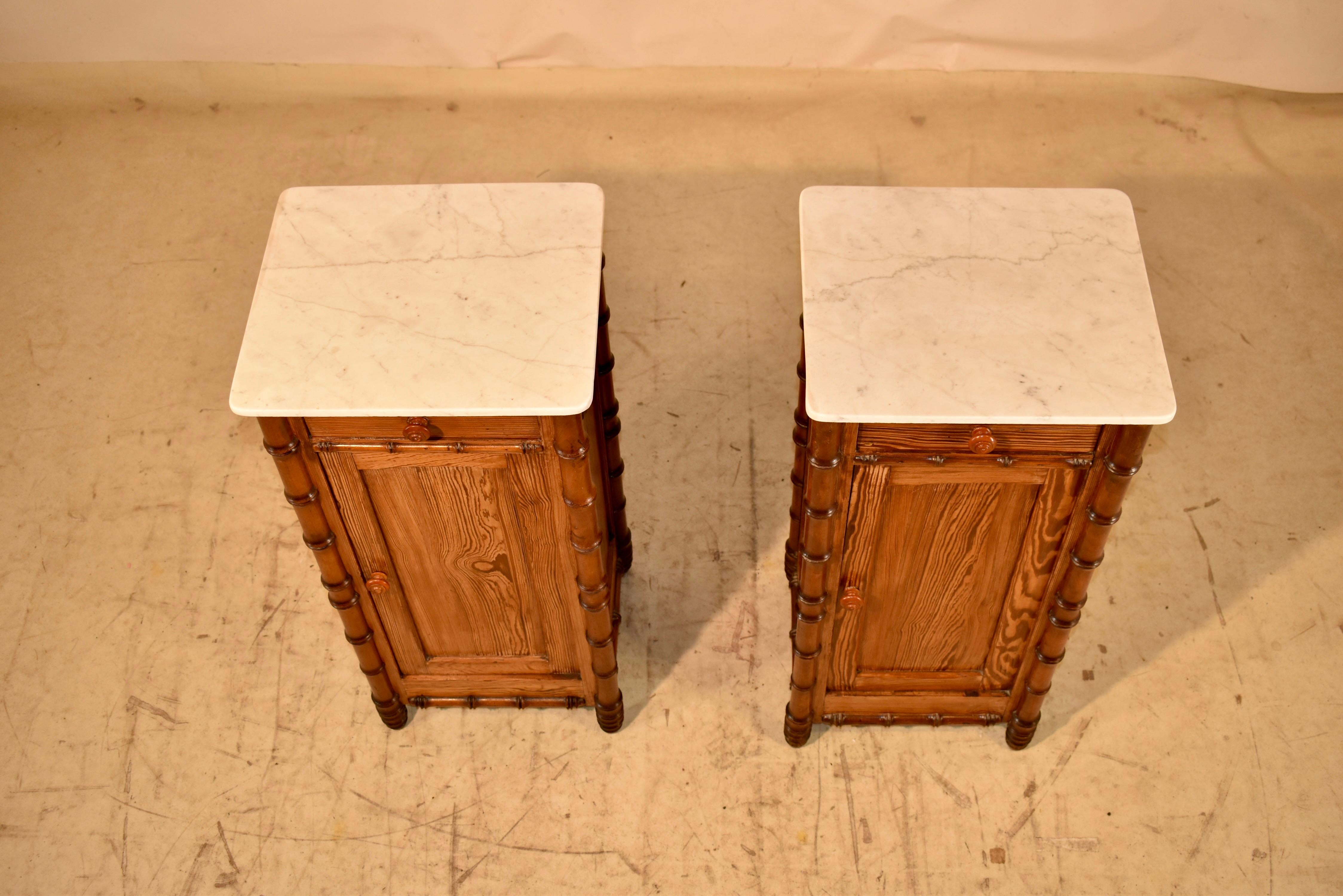 Paire de tables de chevet en pin du XIXe siècle, France Bon état - En vente à High Point, NC