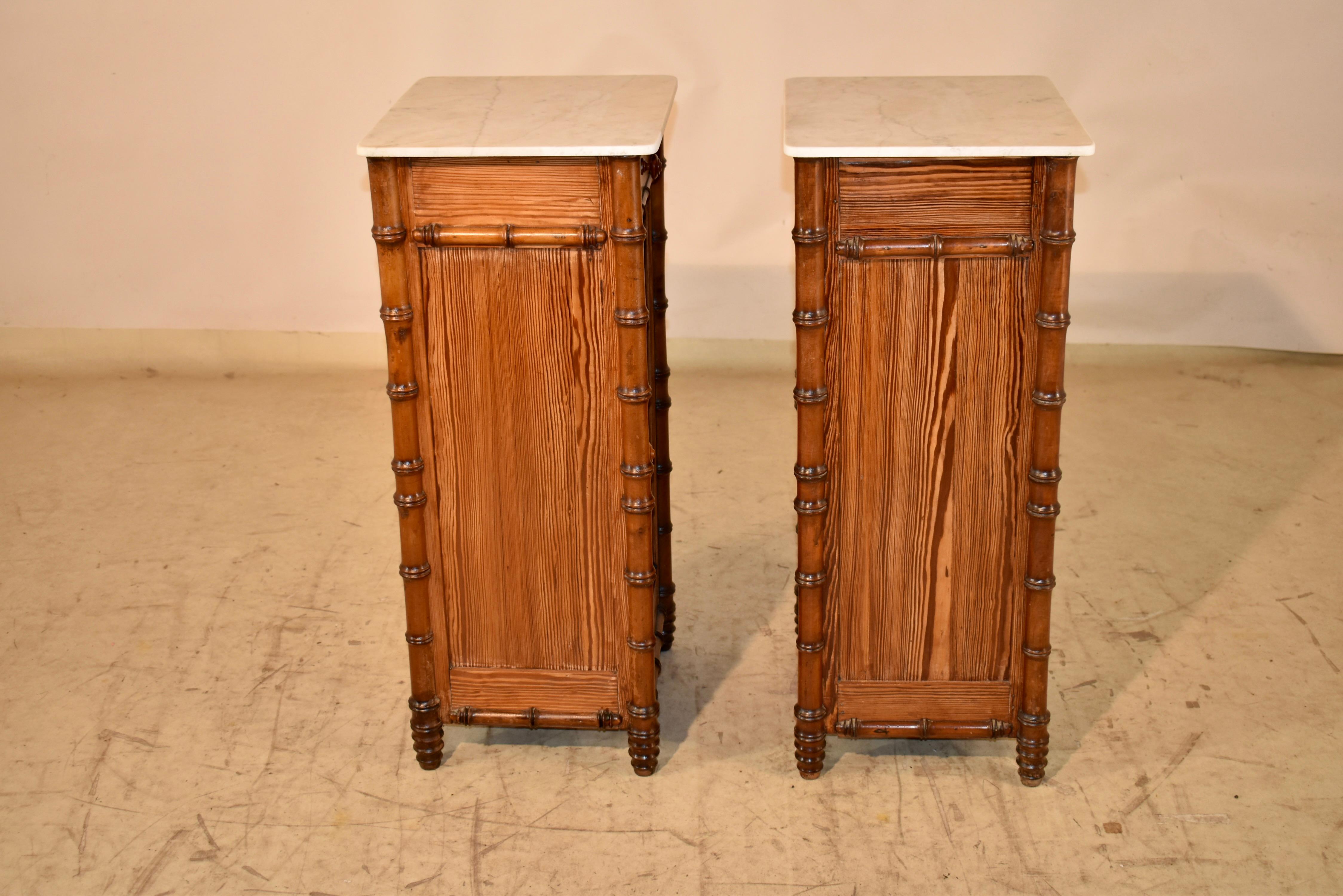 Marbre Paire de tables de chevet en pin du XIXe siècle, France en vente