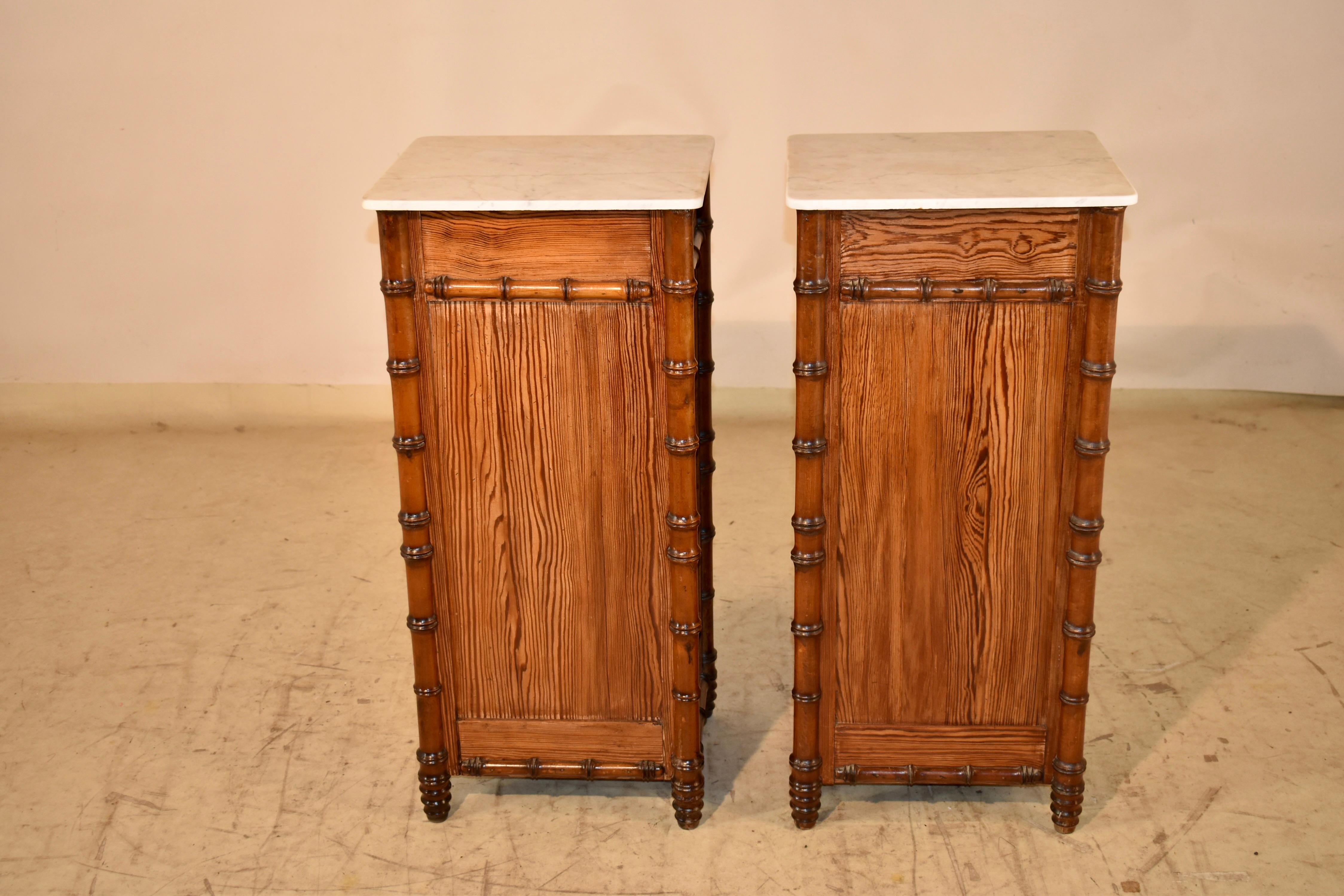 Paire de tables de chevet en pin du XIXe siècle, France en vente 1