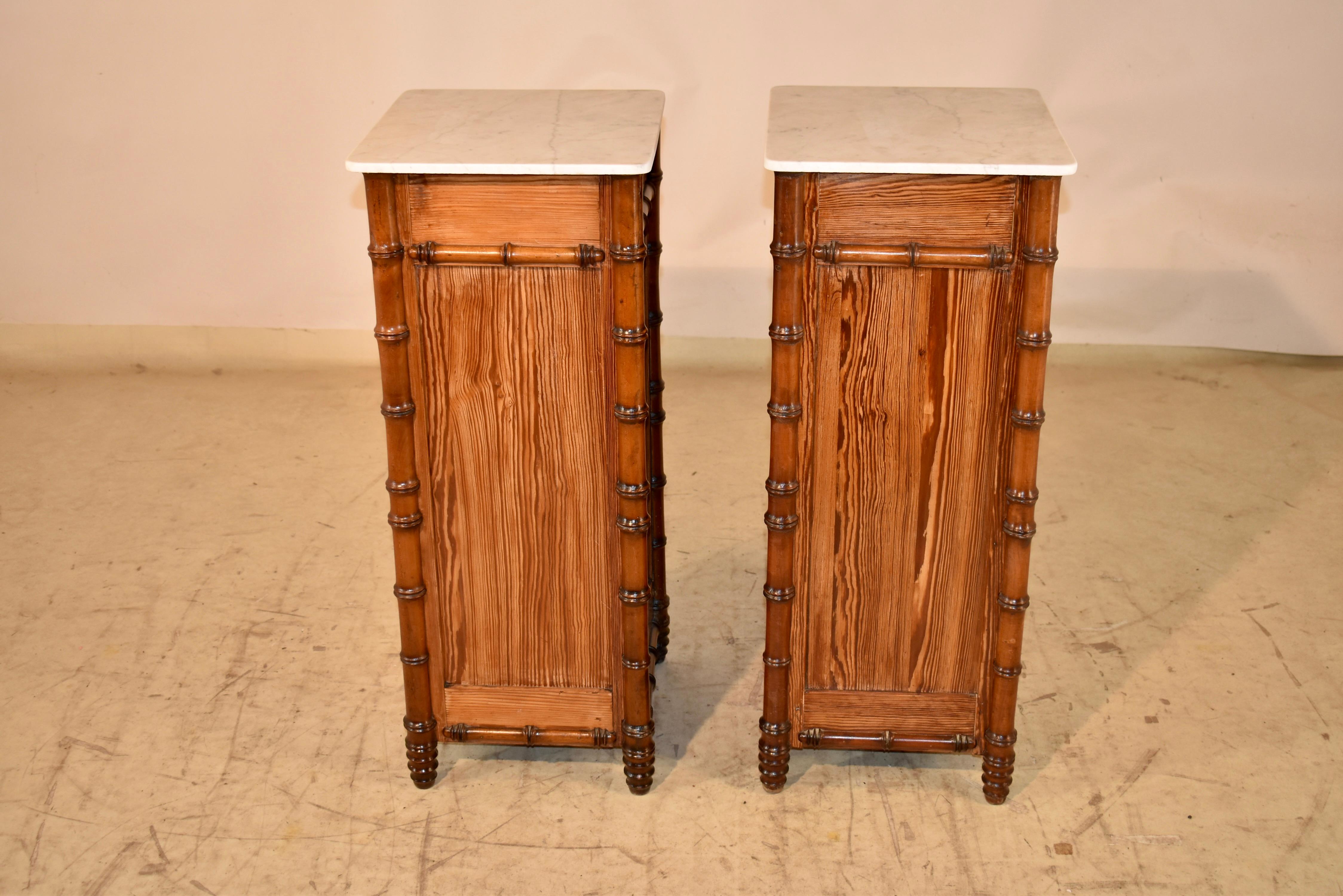 Paire de tables de chevet en pin du XIXe siècle, France en vente 2