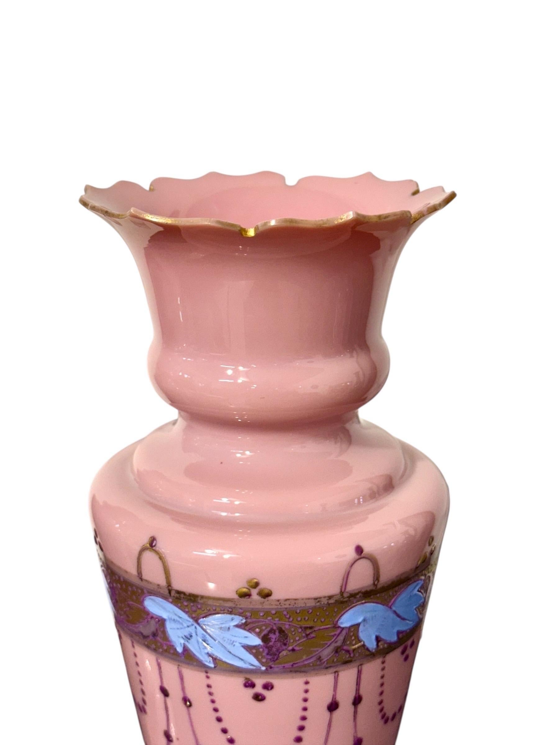 Paire de vases en verre opalin rose du XIXe siècle avec décor doré en vente 4