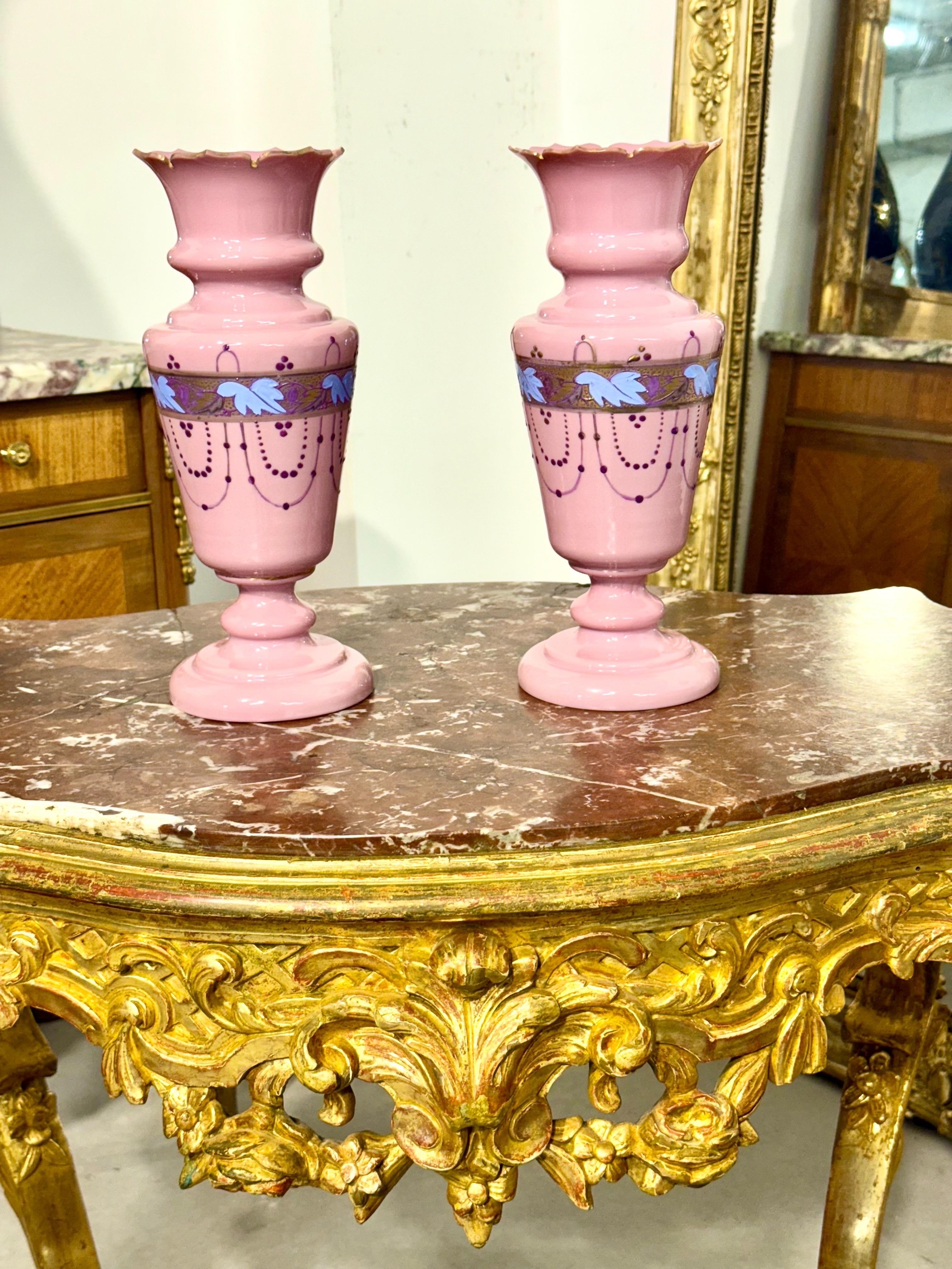 Paire de vases en verre opalin rose du XIXe siècle avec décor doré en vente 5