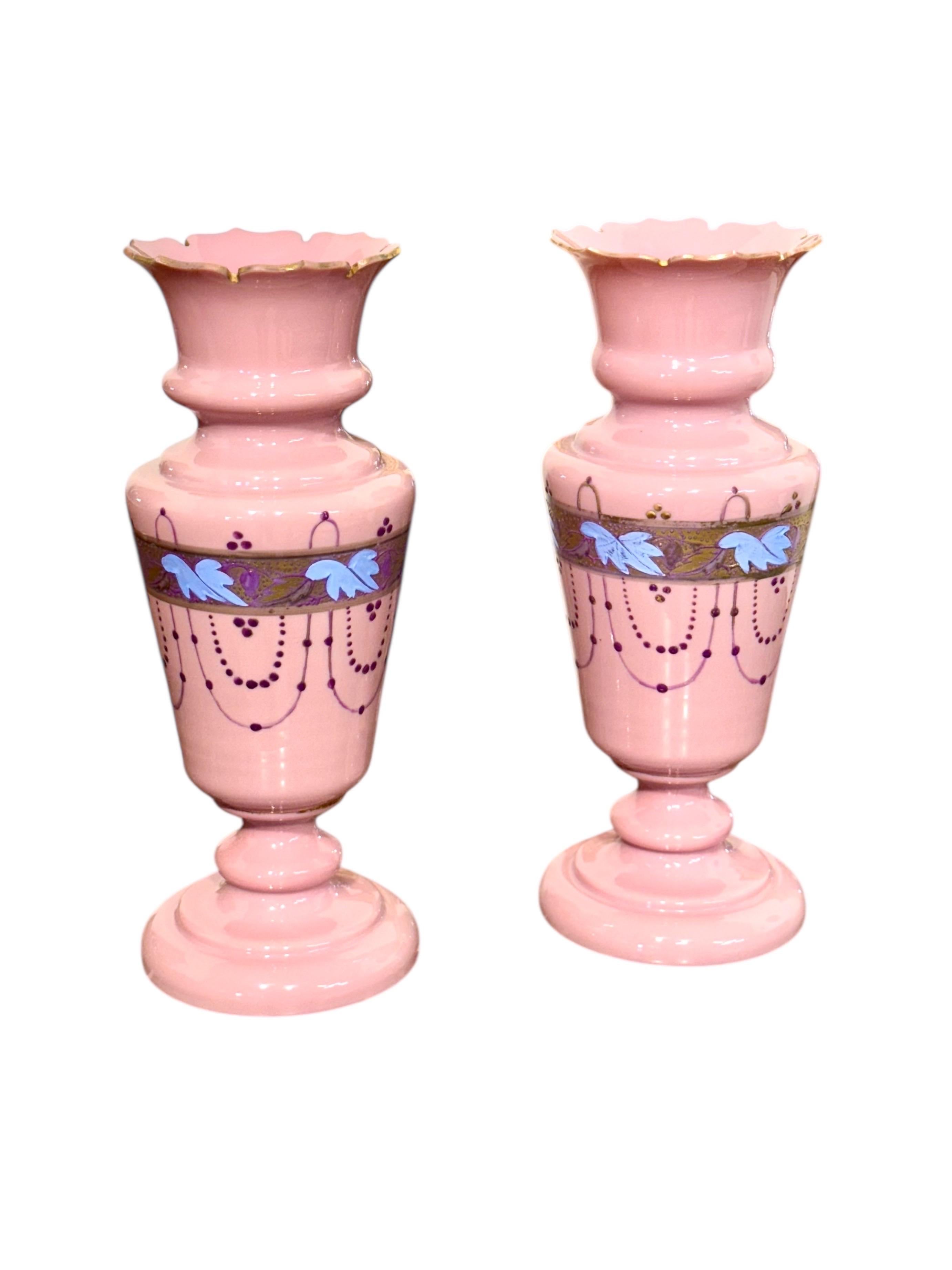 Paire de vases en verre opalin rose du XIXe siècle avec décor doré en vente 7