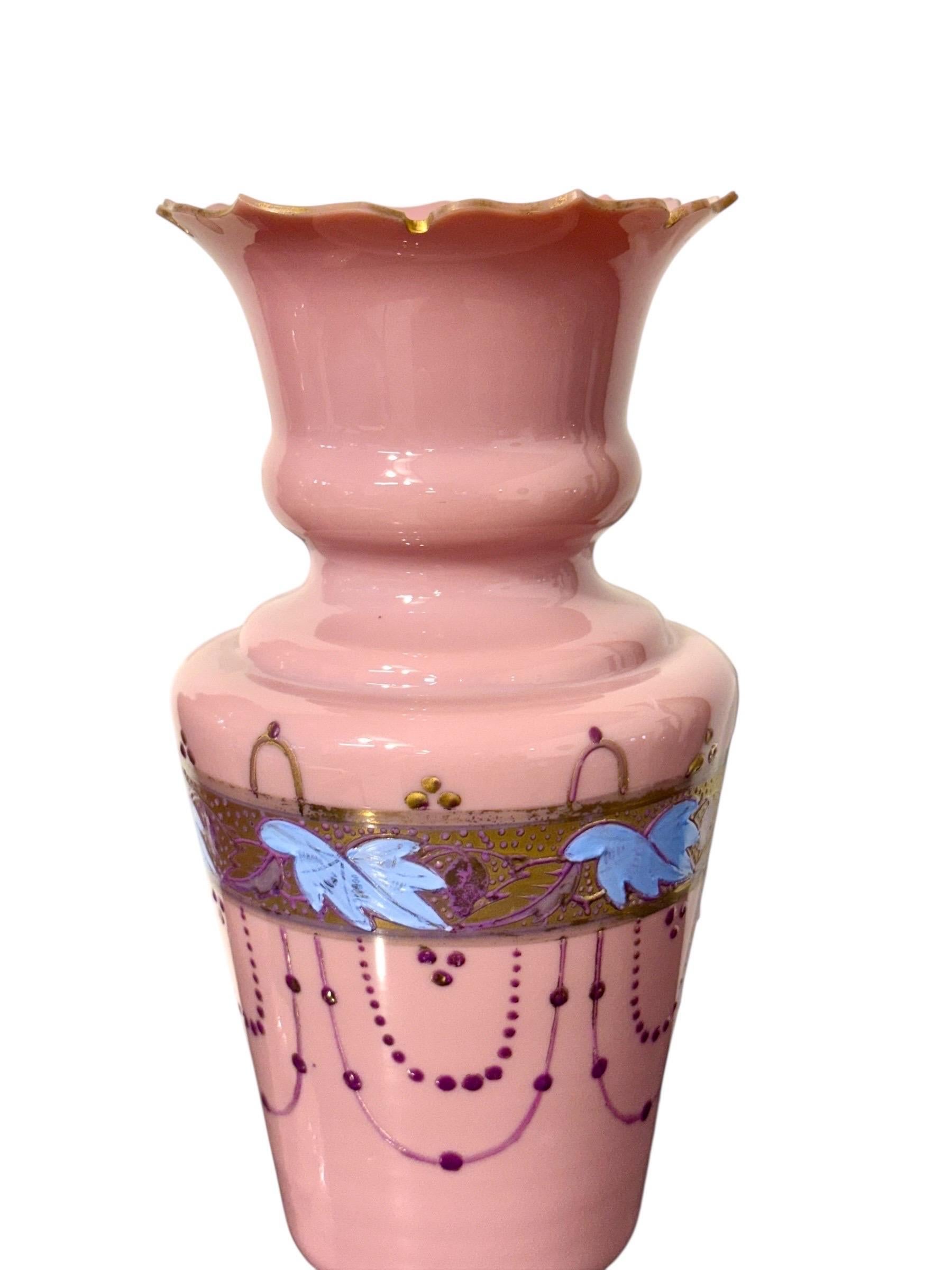 Paire de vases en verre opalin rose du XIXe siècle avec décor doré en vente 8