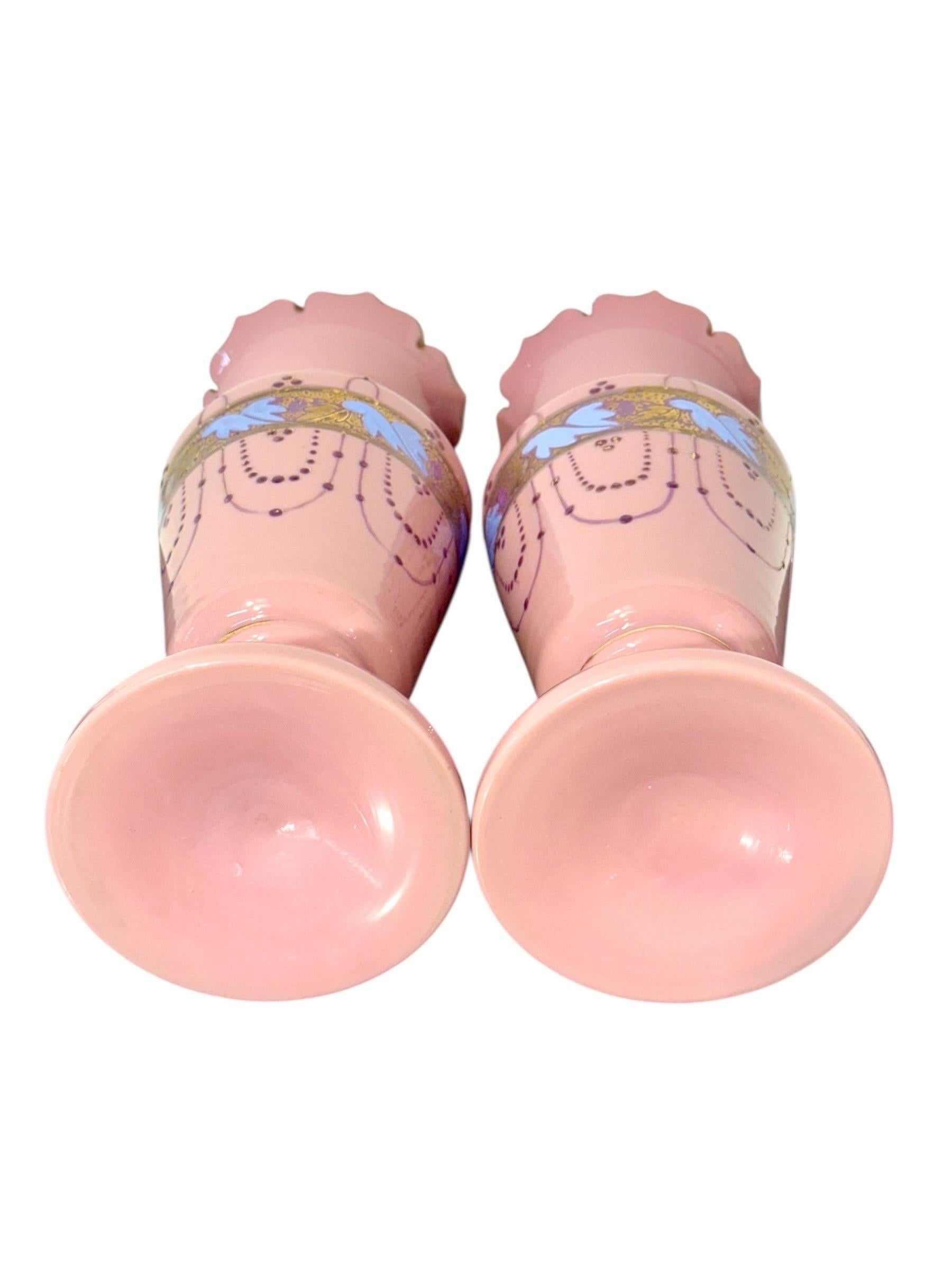 Paire de vases en verre opalin rose du XIXe siècle avec décor doré en vente 9