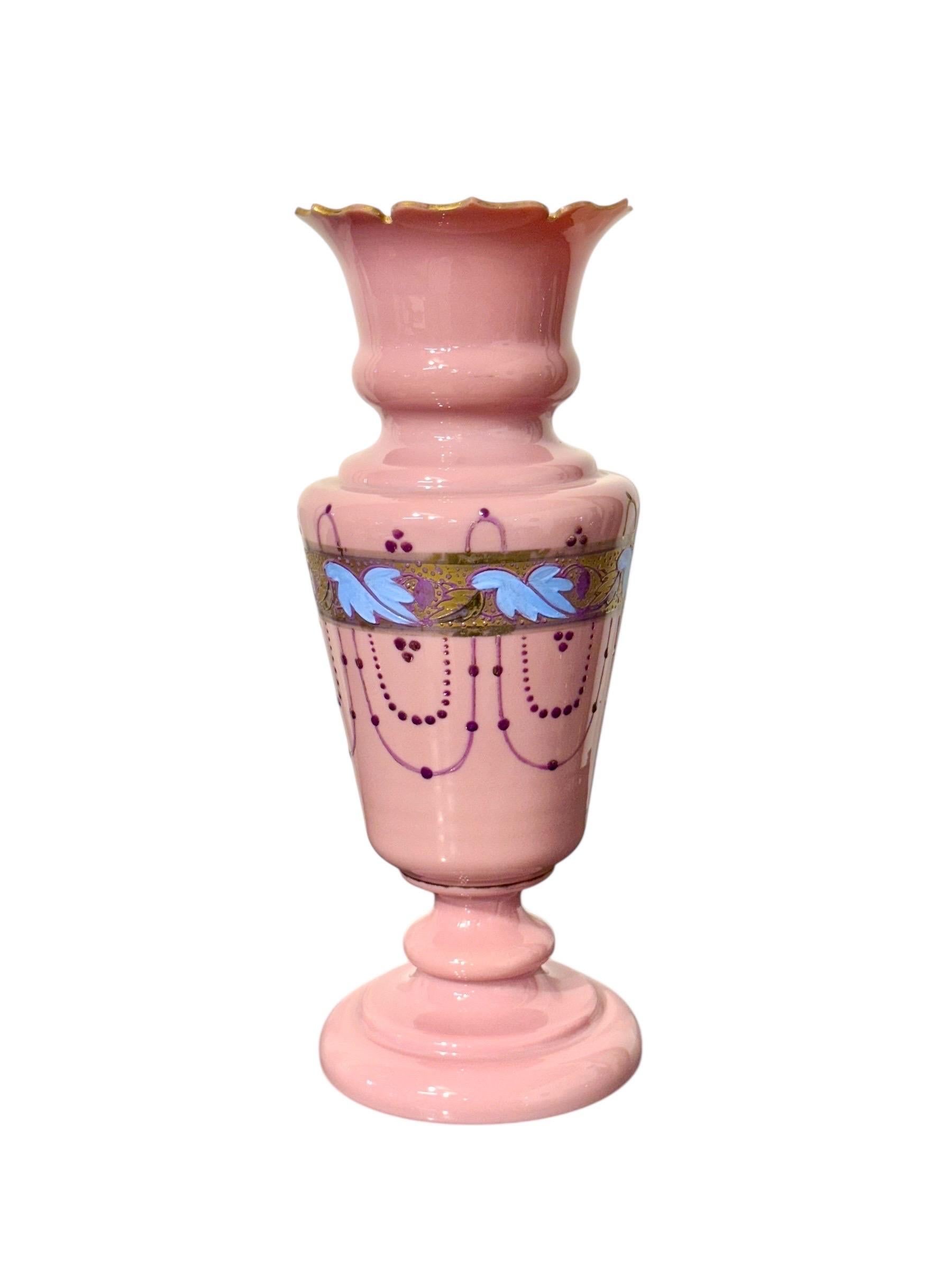 Paire de vases en verre opalin rose du XIXe siècle avec décor doré en vente 10