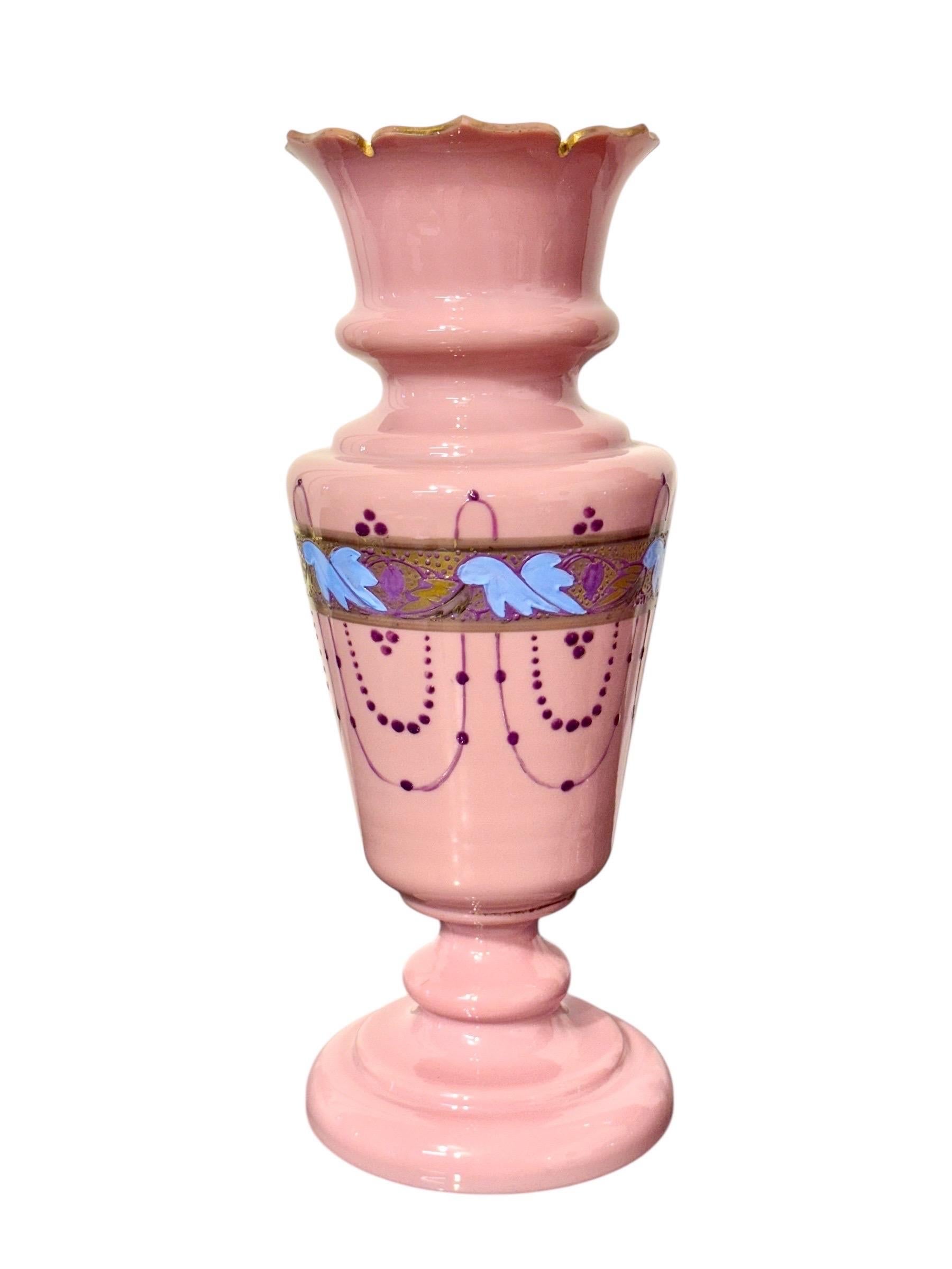 Paire de vases en verre opalin rose du XIXe siècle avec décor doré en vente 11