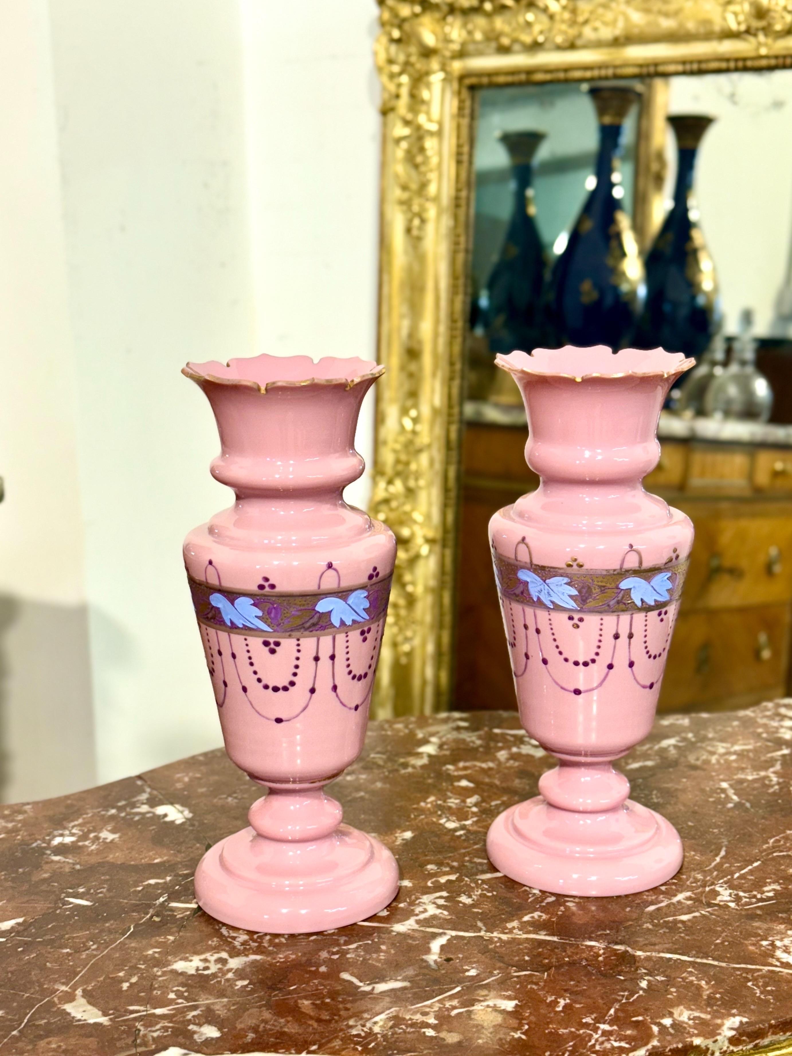 Paire de vases en verre opalin rose du XIXe siècle avec décor doré en vente 12