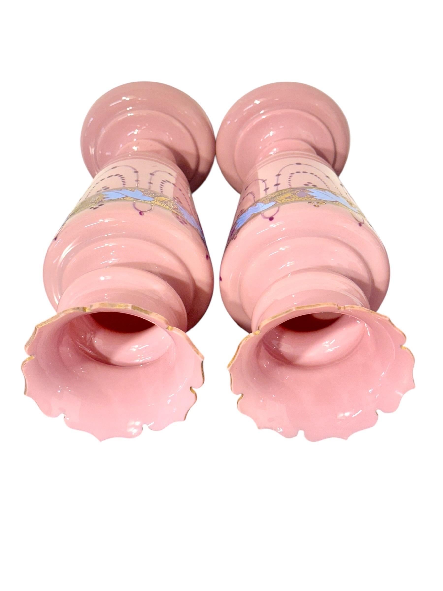 Français Paire de vases en verre opalin rose du XIXe siècle avec décor doré en vente