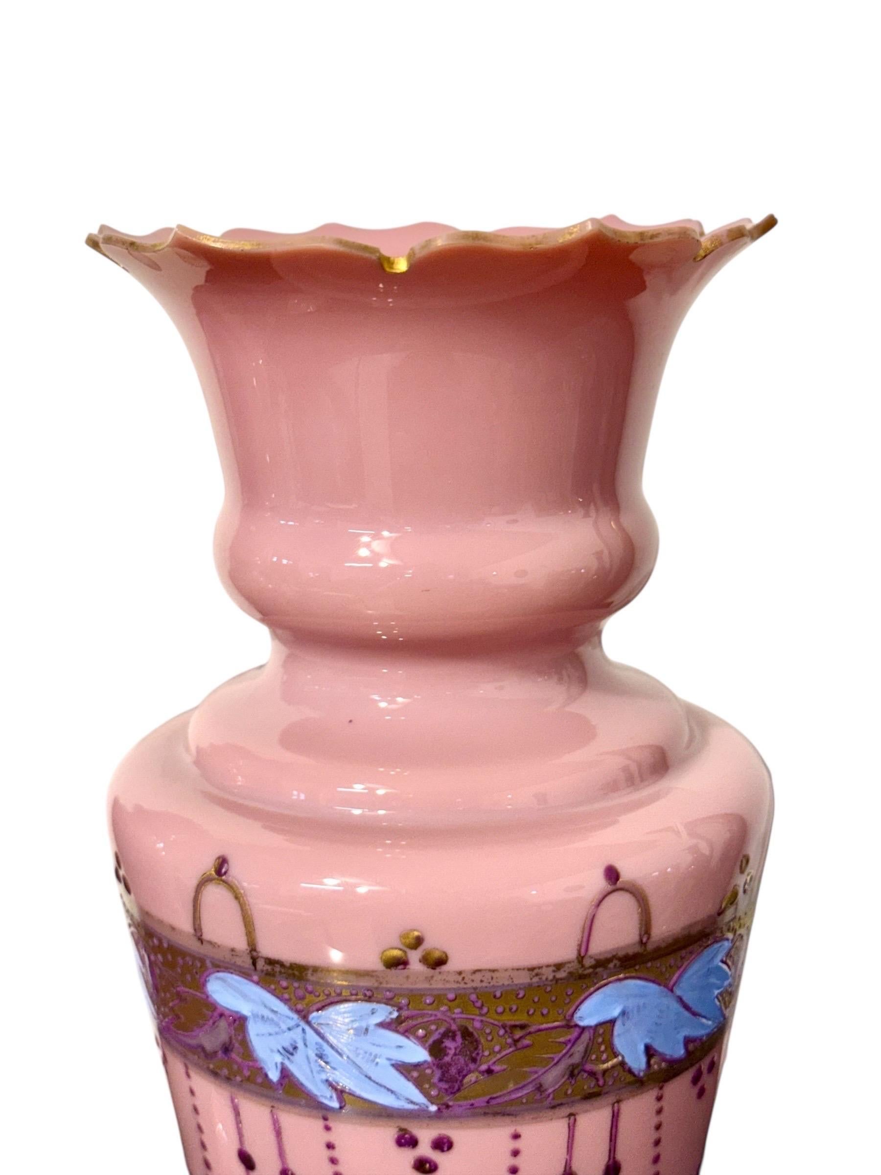 Verre opalin Paire de vases en verre opalin rose du XIXe siècle avec décor doré en vente