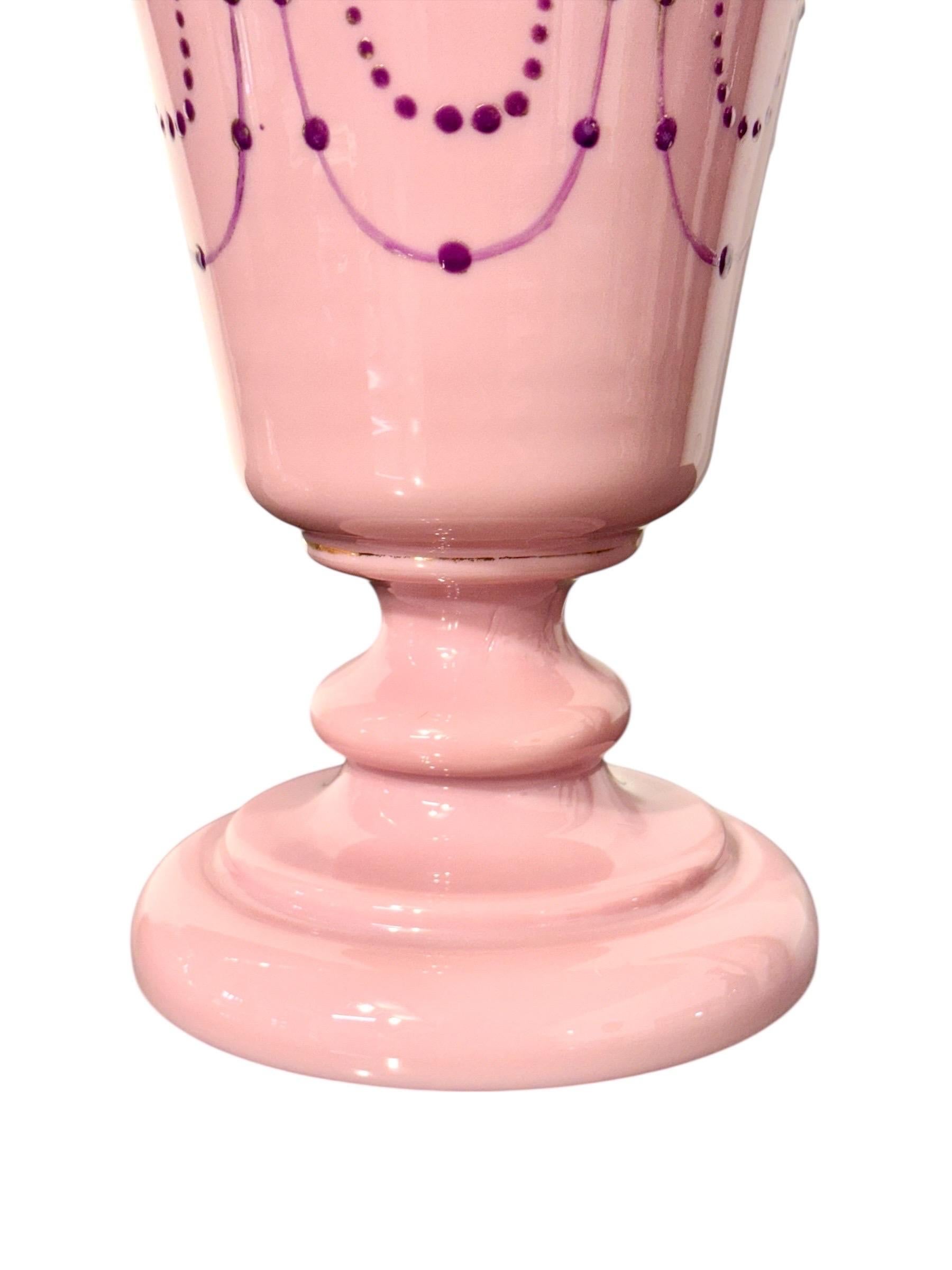 Paire de vases en verre opalin rose du XIXe siècle avec décor doré en vente 1