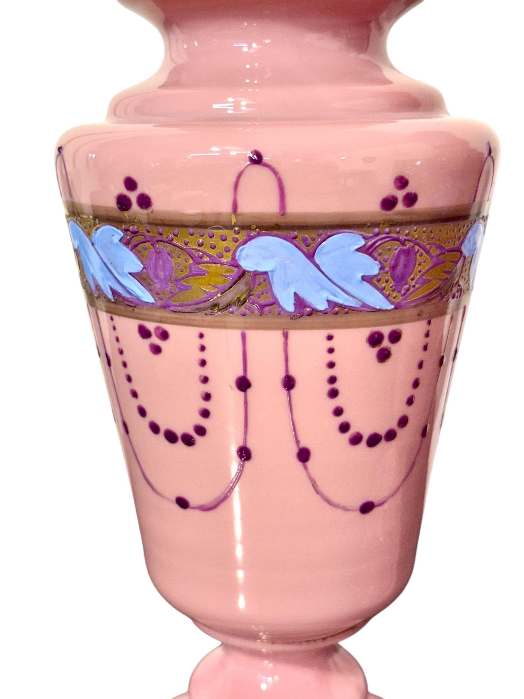 Paire de vases en verre opalin rose du XIXe siècle avec décor doré en vente 2