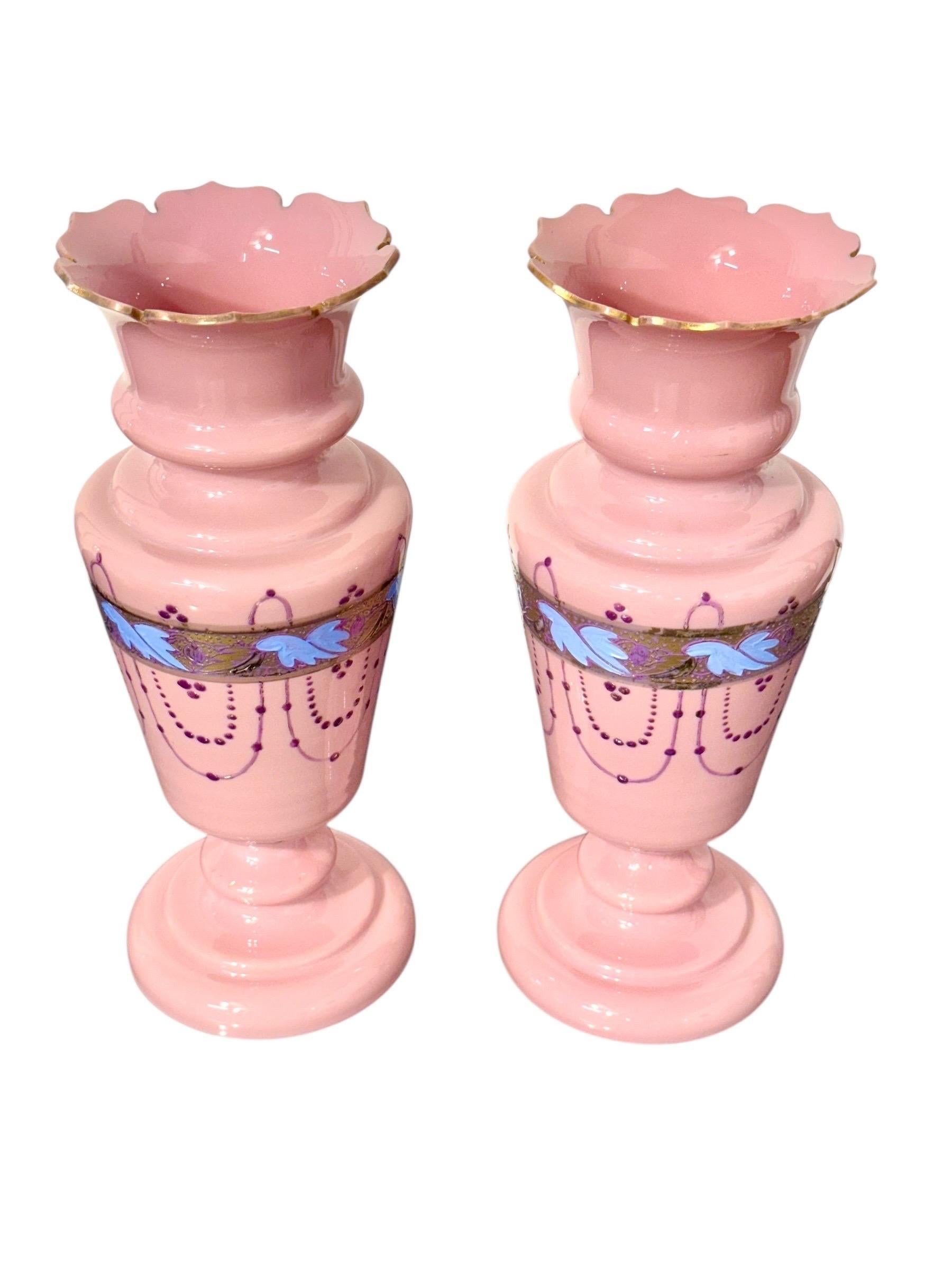 Paire de vases en verre opalin rose du XIXe siècle avec décor doré en vente 3