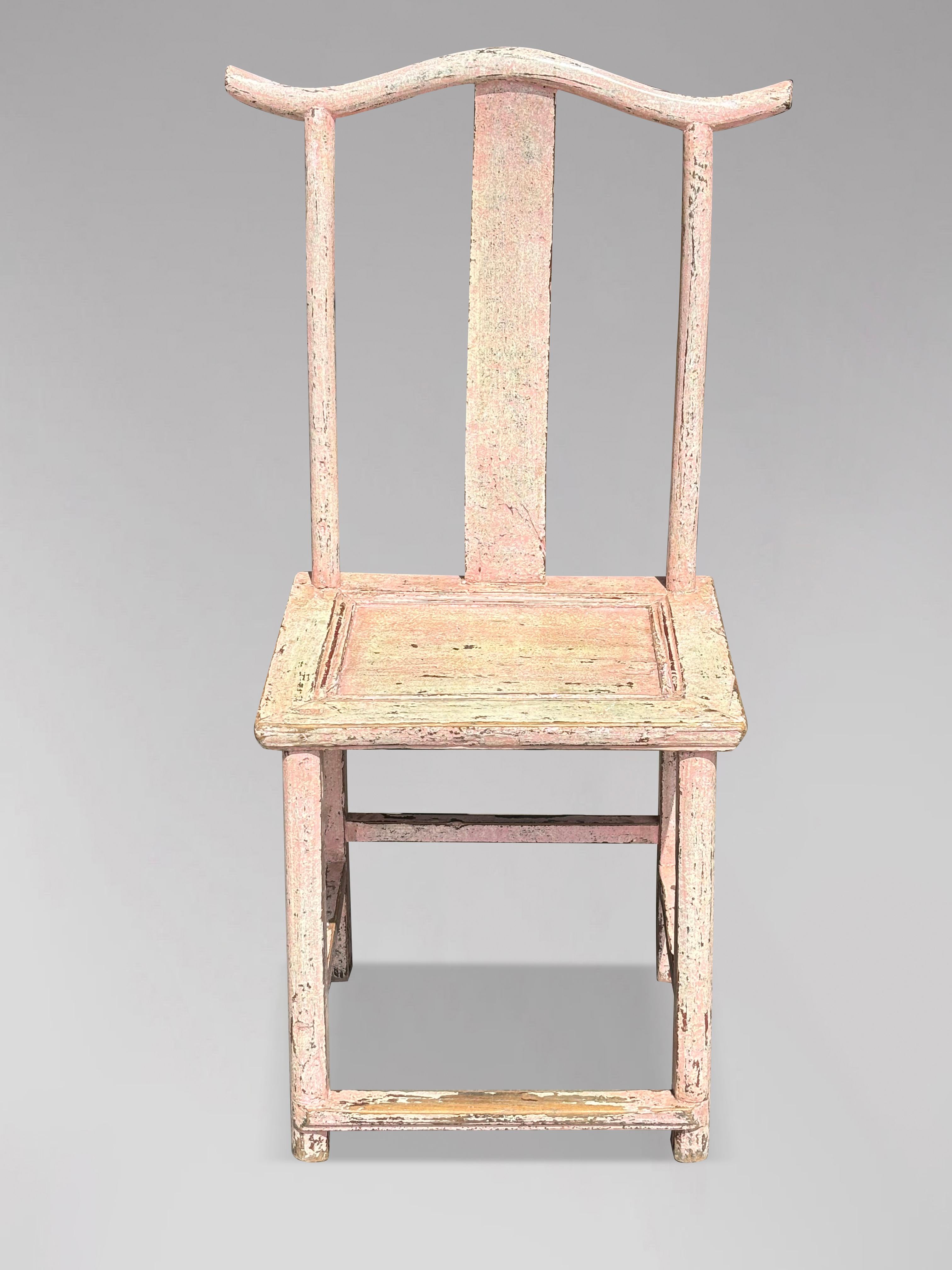 Paire de chaises chinoises à dossier à empiècement peintes en rose du 19ème siècle en vente 3