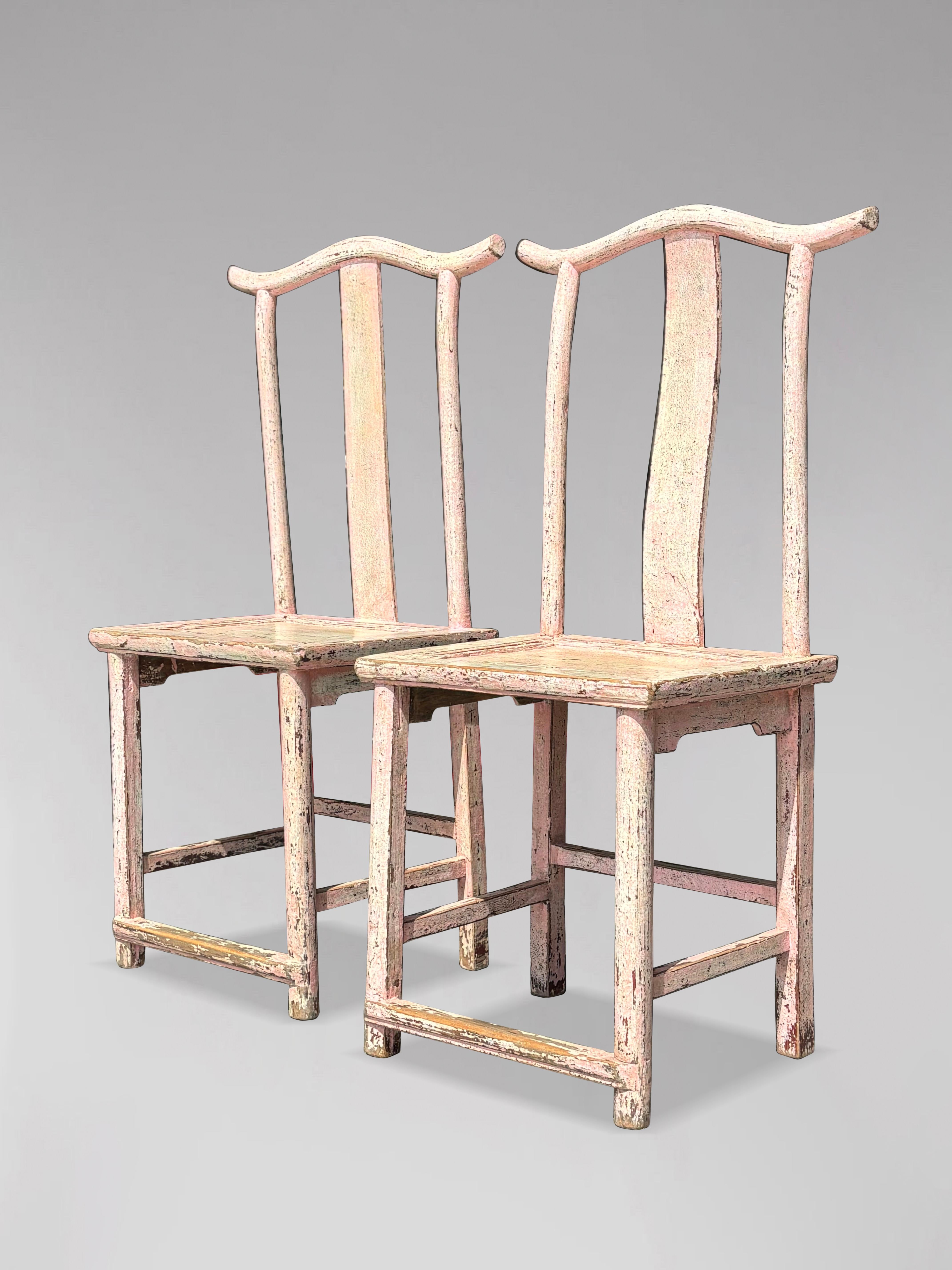 Paire de chaises chinoises à dossier à empiècement peintes en rose du 19ème siècle en vente 4