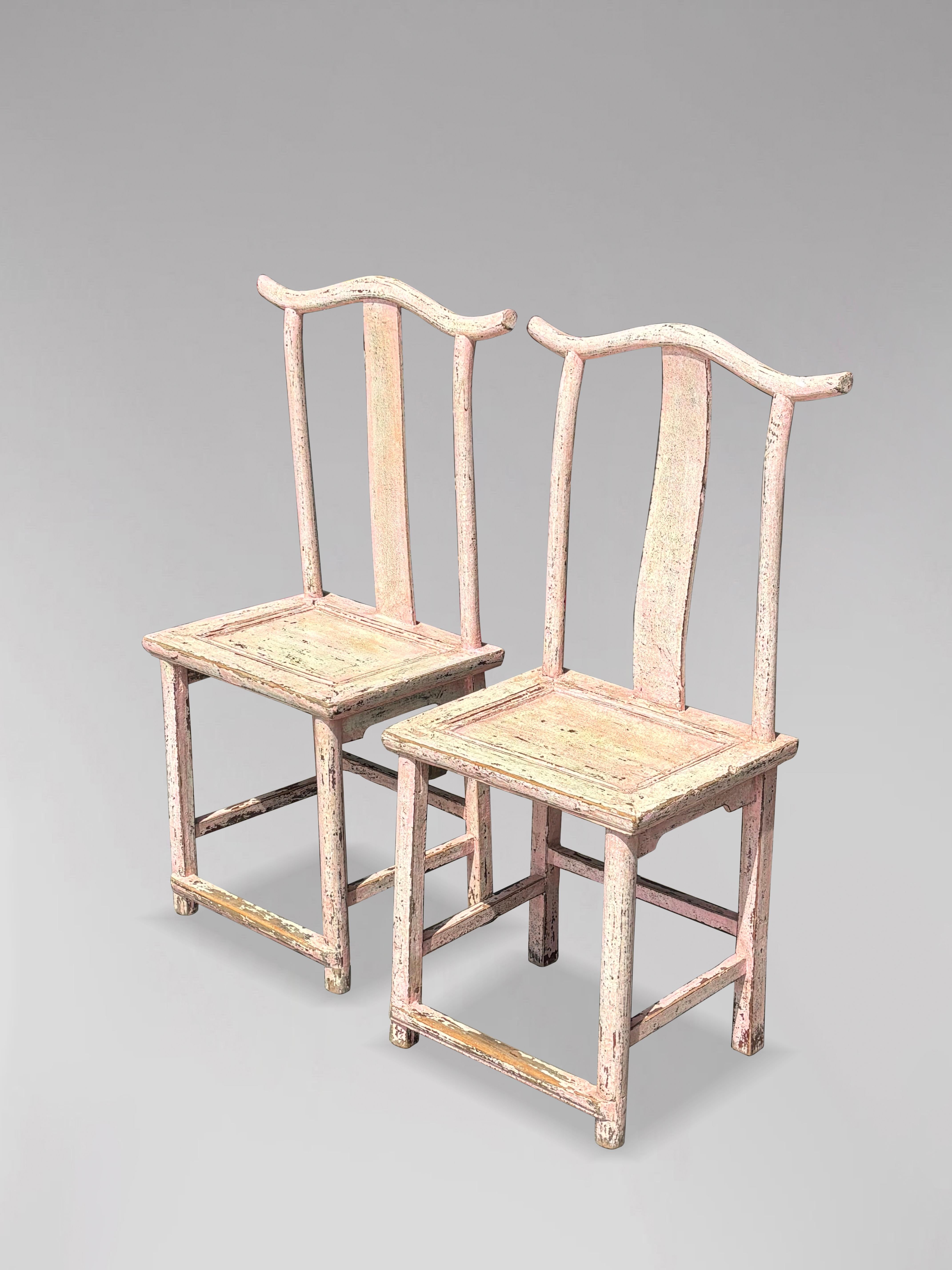 Paire de chaises chinoises à dossier à empiècement peintes en rose du 19ème siècle en vente 5
