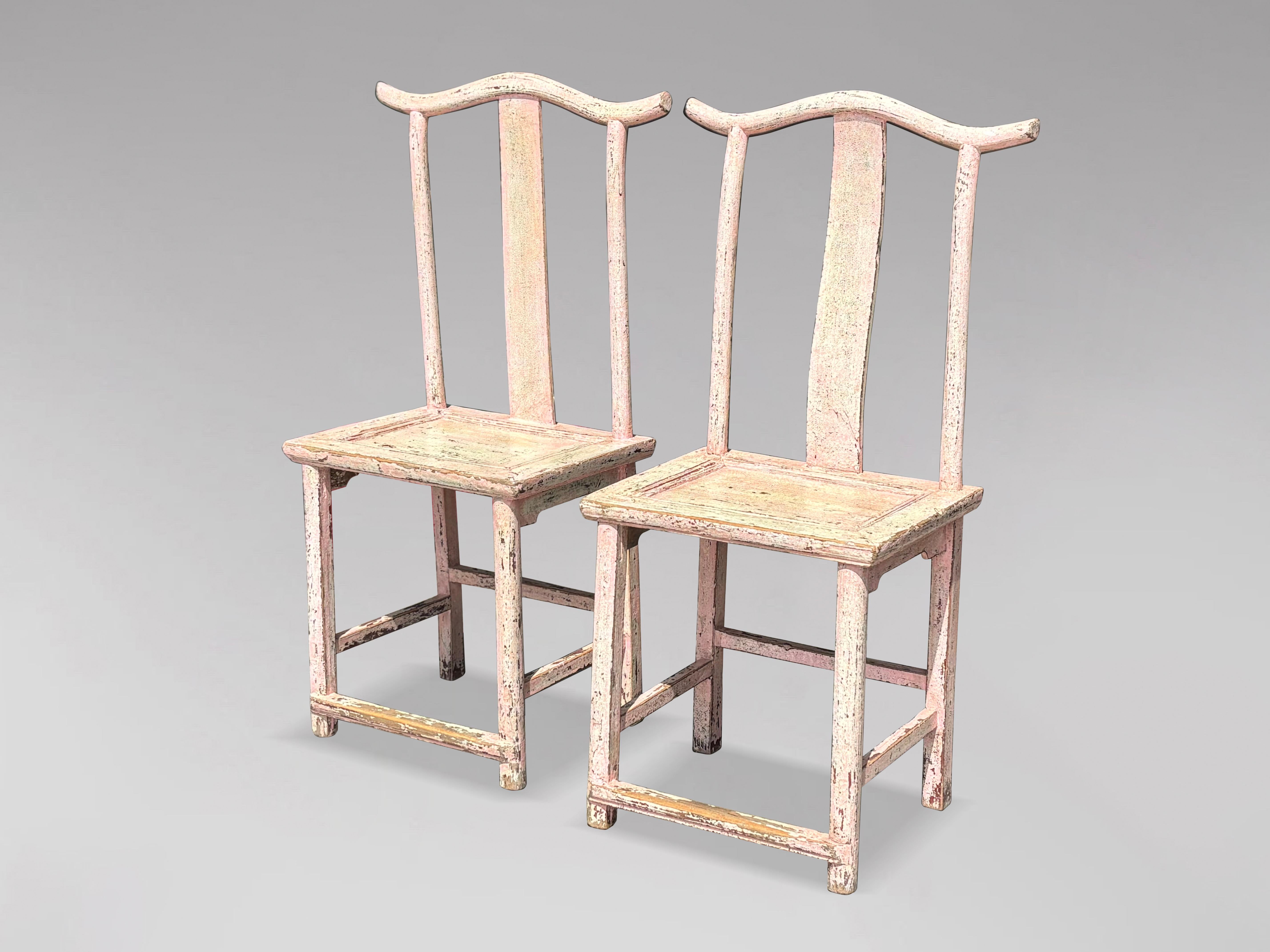 Cette paire de chaises peintes en rose de la fin du XIXe siècle présente un dossier à empiècement d'une grande simplicité. Fabriquées en bois, ces magnifiques chaises ont conservé leur peinture rose d'origine, qui a pris un magnifique aspect vieilli
