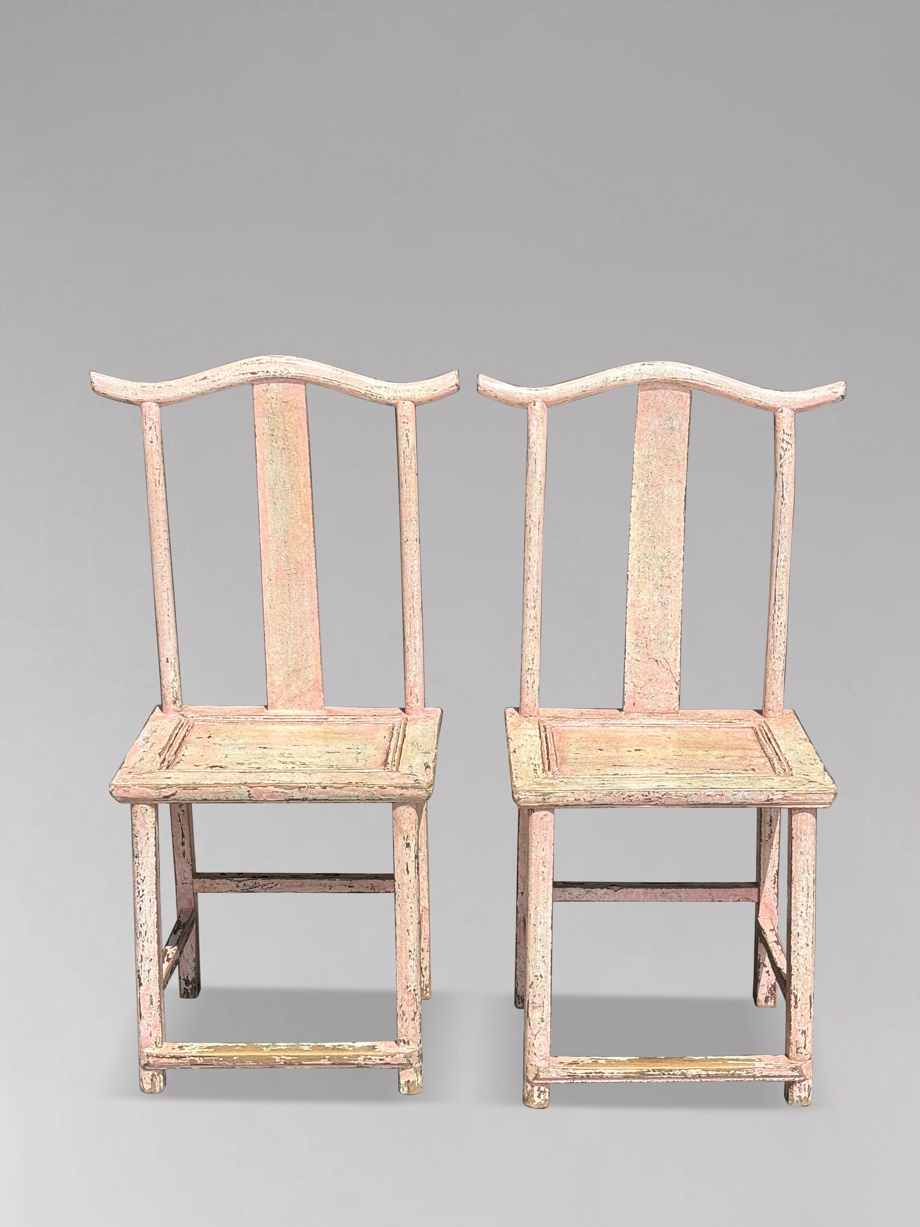 Chinois Paire de chaises chinoises à dossier à empiècement peintes en rose du 19ème siècle en vente