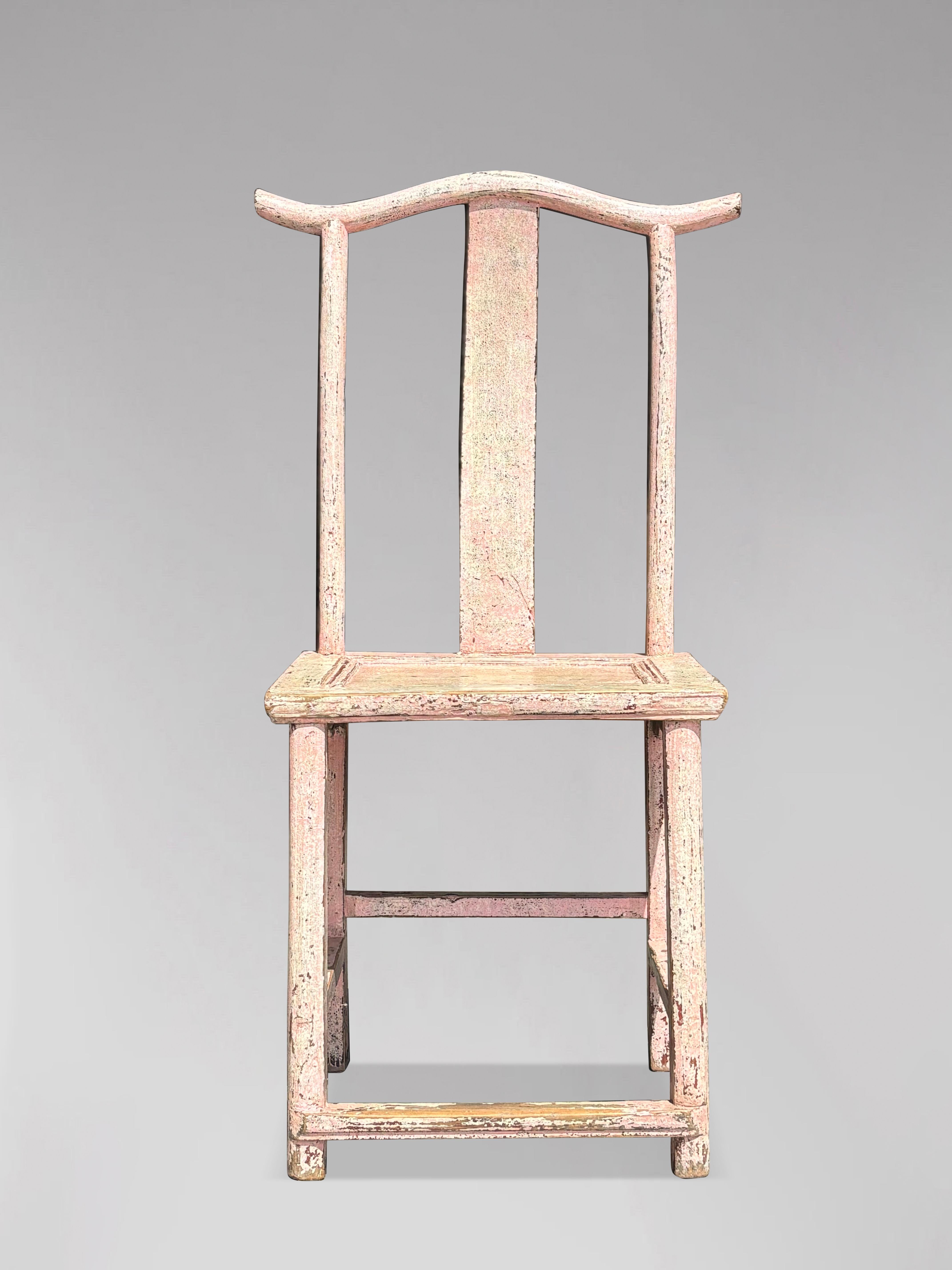 Peint à la main Paire de chaises chinoises à dossier à empiècement peintes en rose du 19ème siècle en vente