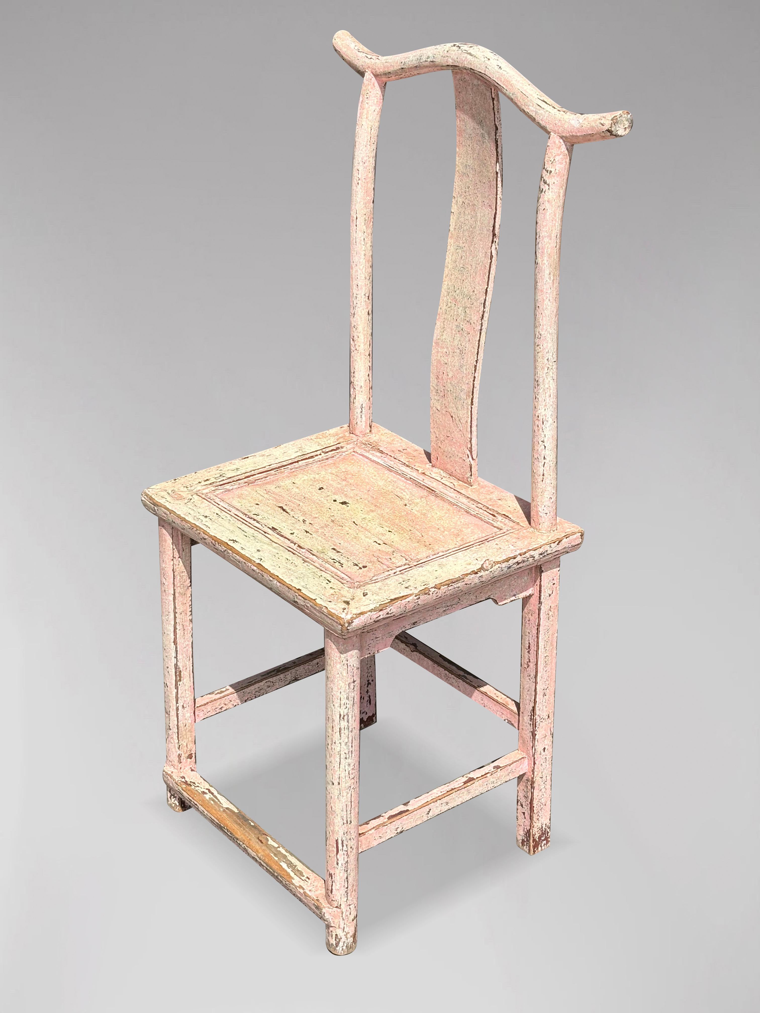 Paire de chaises chinoises à dossier à empiècement peintes en rose du 19ème siècle Bon état - En vente à Petworth,West Sussex, GB