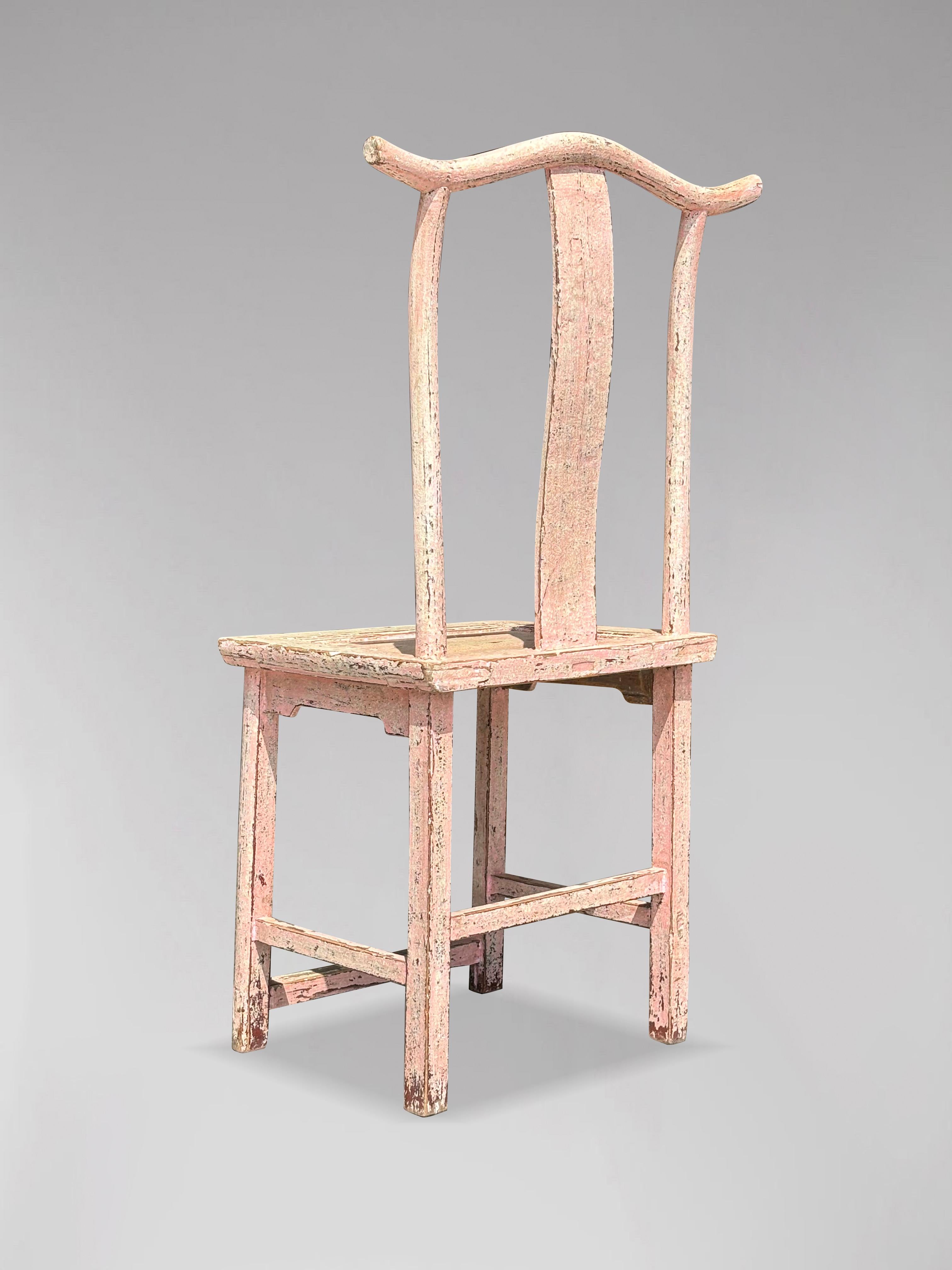 XIXe siècle Paire de chaises chinoises à dossier à empiècement peintes en rose du 19ème siècle en vente
