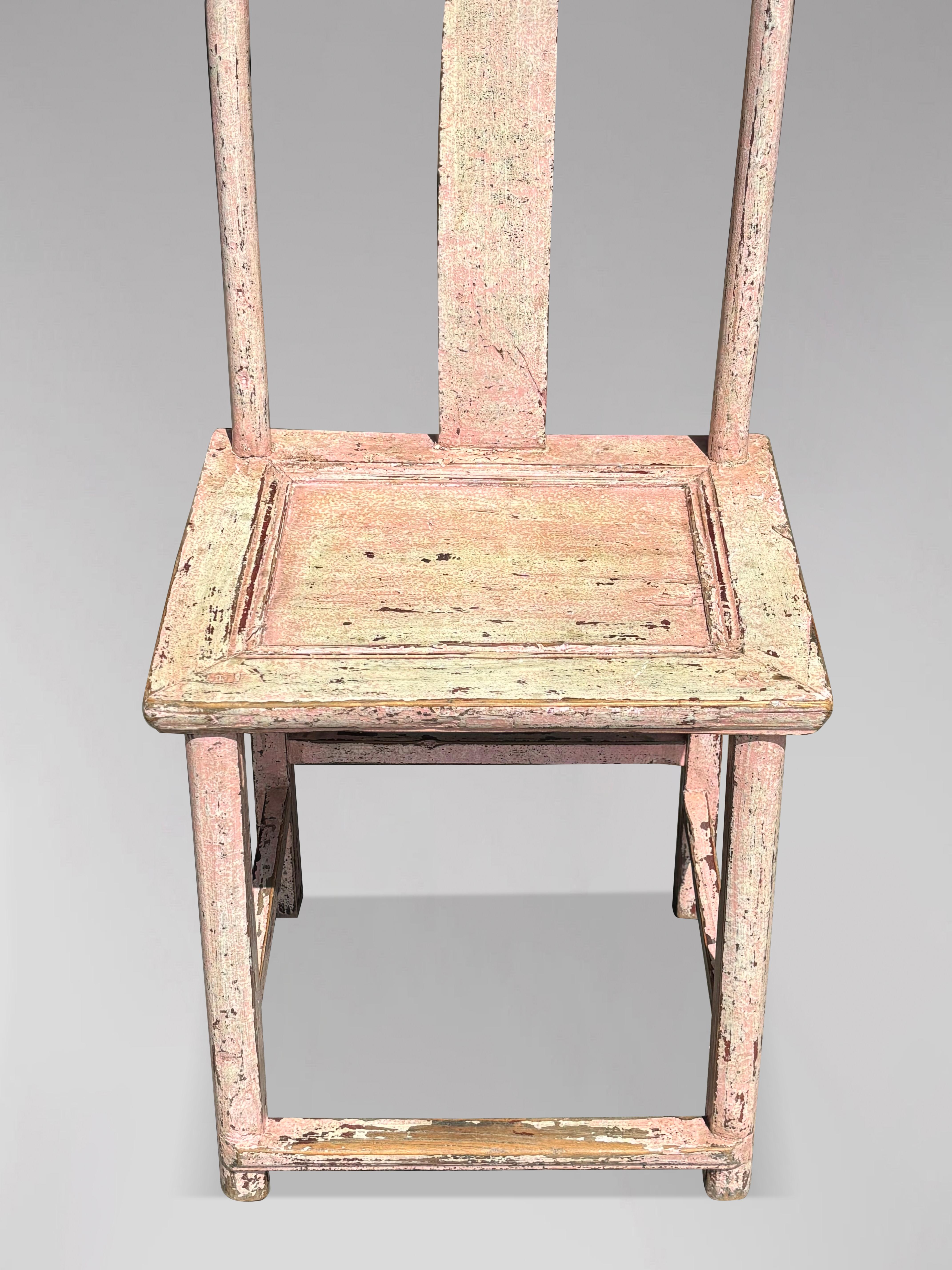 Bois Paire de chaises chinoises à dossier à empiècement peintes en rose du 19ème siècle en vente