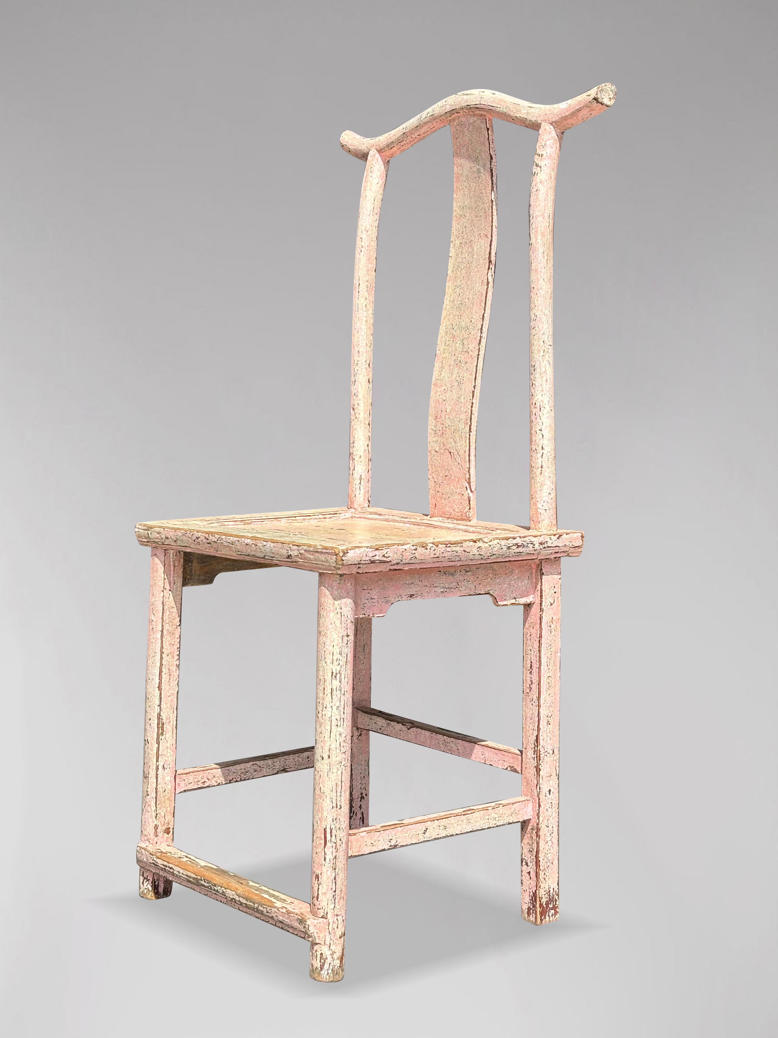 Paire de chaises chinoises à dossier à empiècement peintes en rose du 19ème siècle en vente 1