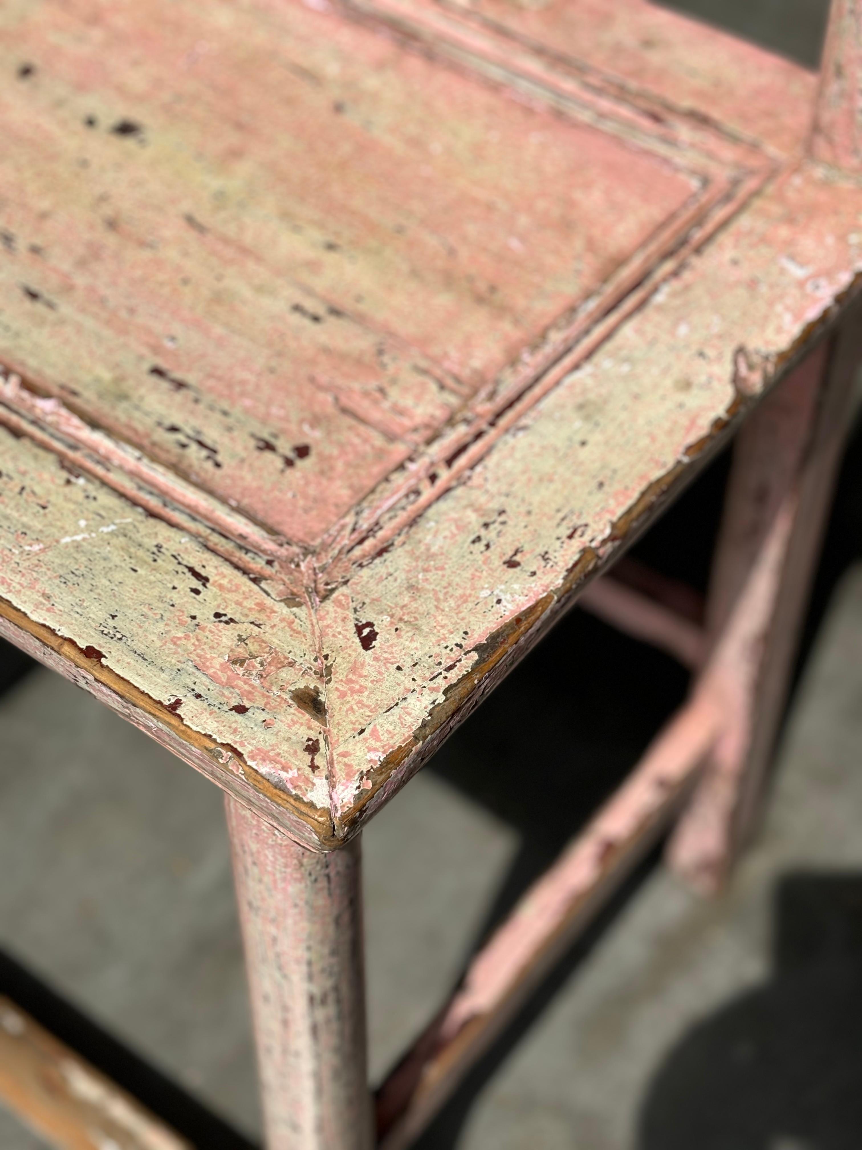 Paire de chaises chinoises à dossier à empiècement peintes en rose du 19ème siècle en vente 2