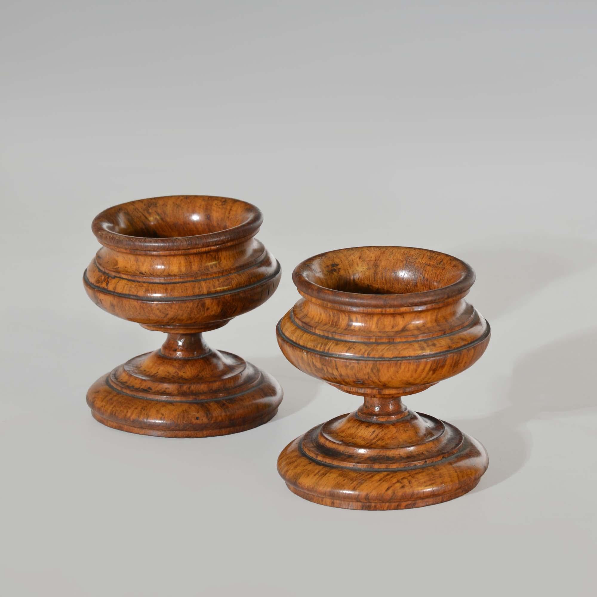 Paire de sels de cabestan en chêne têtard du XIXe siècle
 
Une paire de sels de cabestan tournés en chêne têtard bien figuré, avec des bases de socle bombées et de larges bols au-dessus.
Anglais, vers 1850 - 1880

Livraison internationale gratuite.