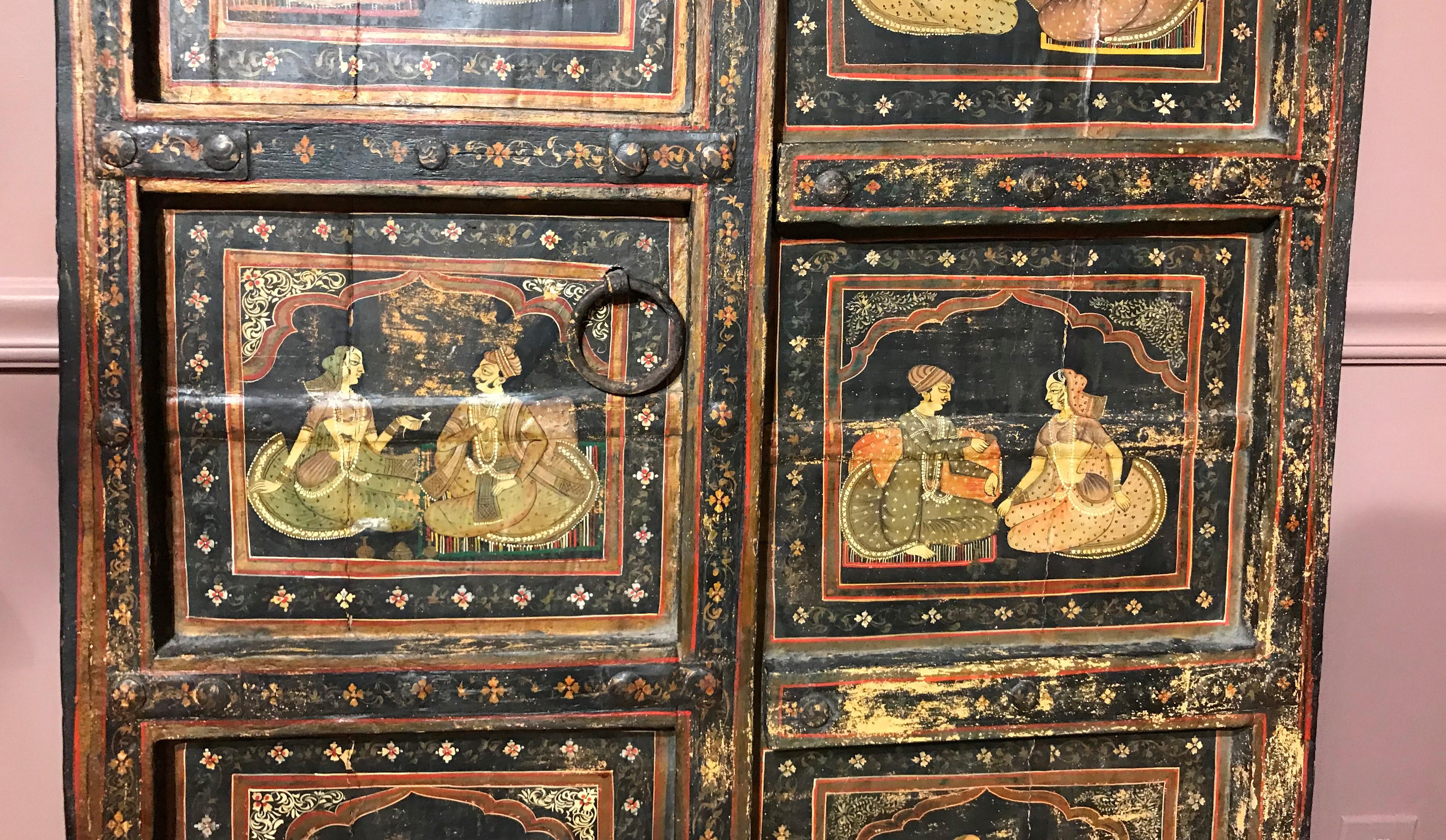 Indien Paire de portes indiennes polychromes en bois du 19ème siècle avec scènes de genre en vente
