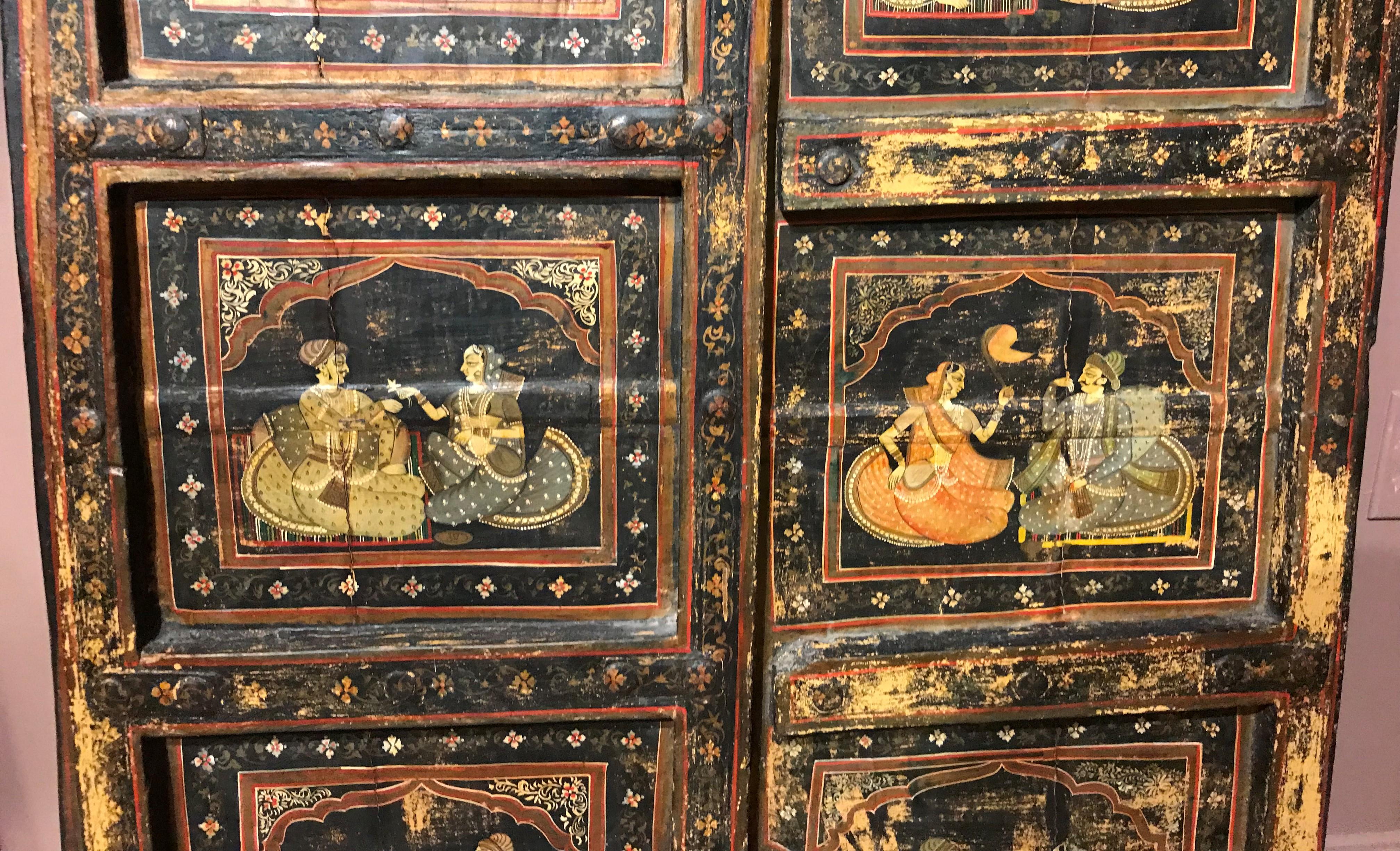 Paar polychrome indische Holztüren des 19. Jahrhunderts mit Genreszenen (Geschmiedet) im Angebot