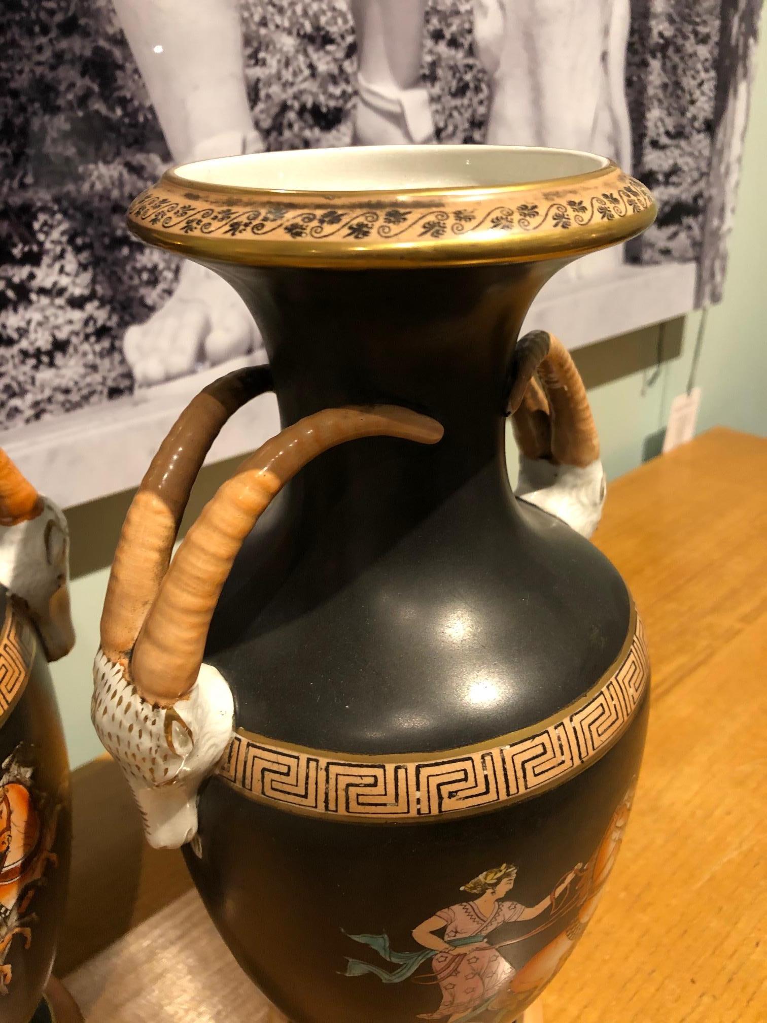 Paire de vases grecs en porcelaine orange et noire en vente 2