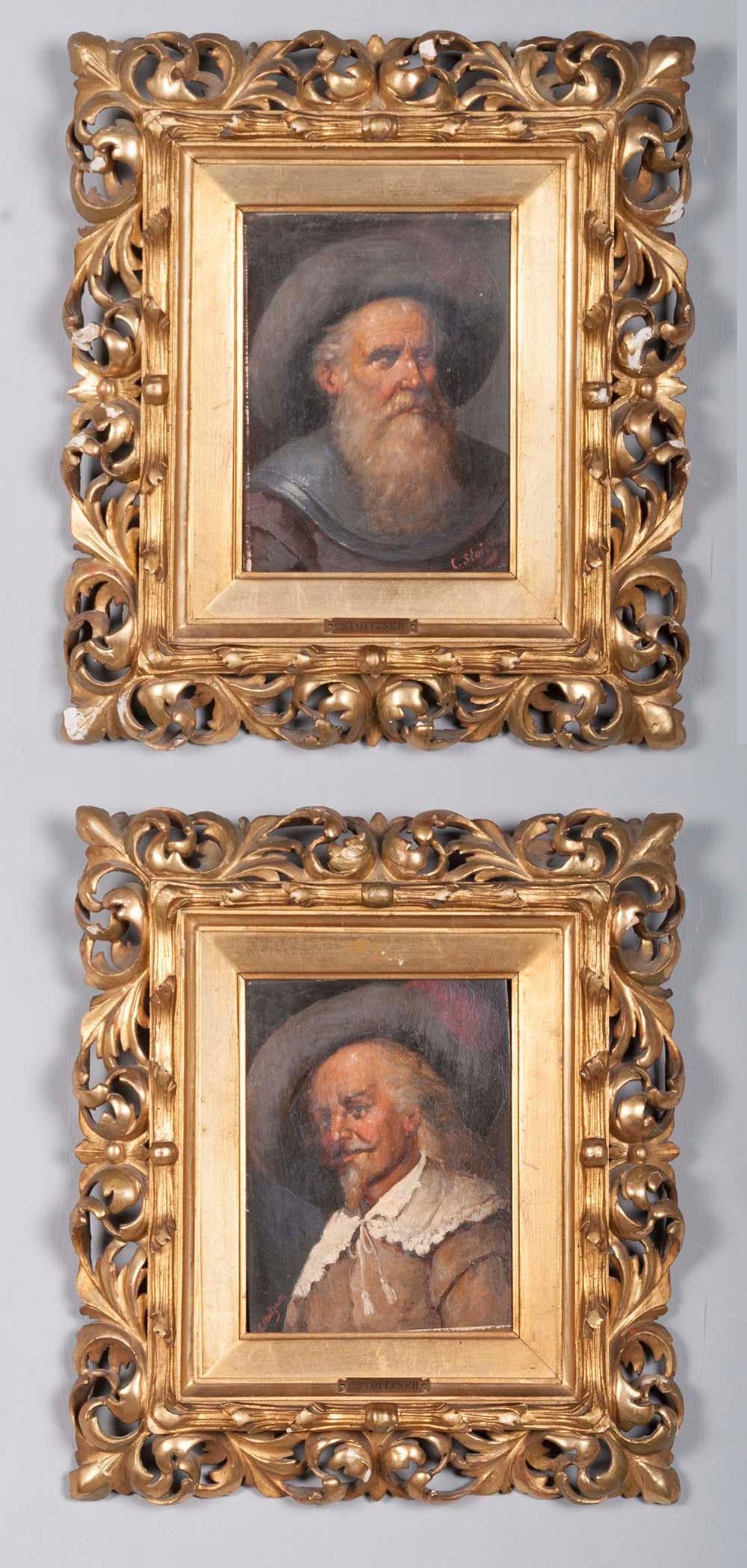 Deux tableaux représentant deux hommes habillés à la mode de la Renaissance.
Peinture à l'huile sur panneau. Les cadres sont sculptés et dorés à la feuille d'or. Il manque ici et là quelques petits morceaux de feuille d'or.

Vous trouverez