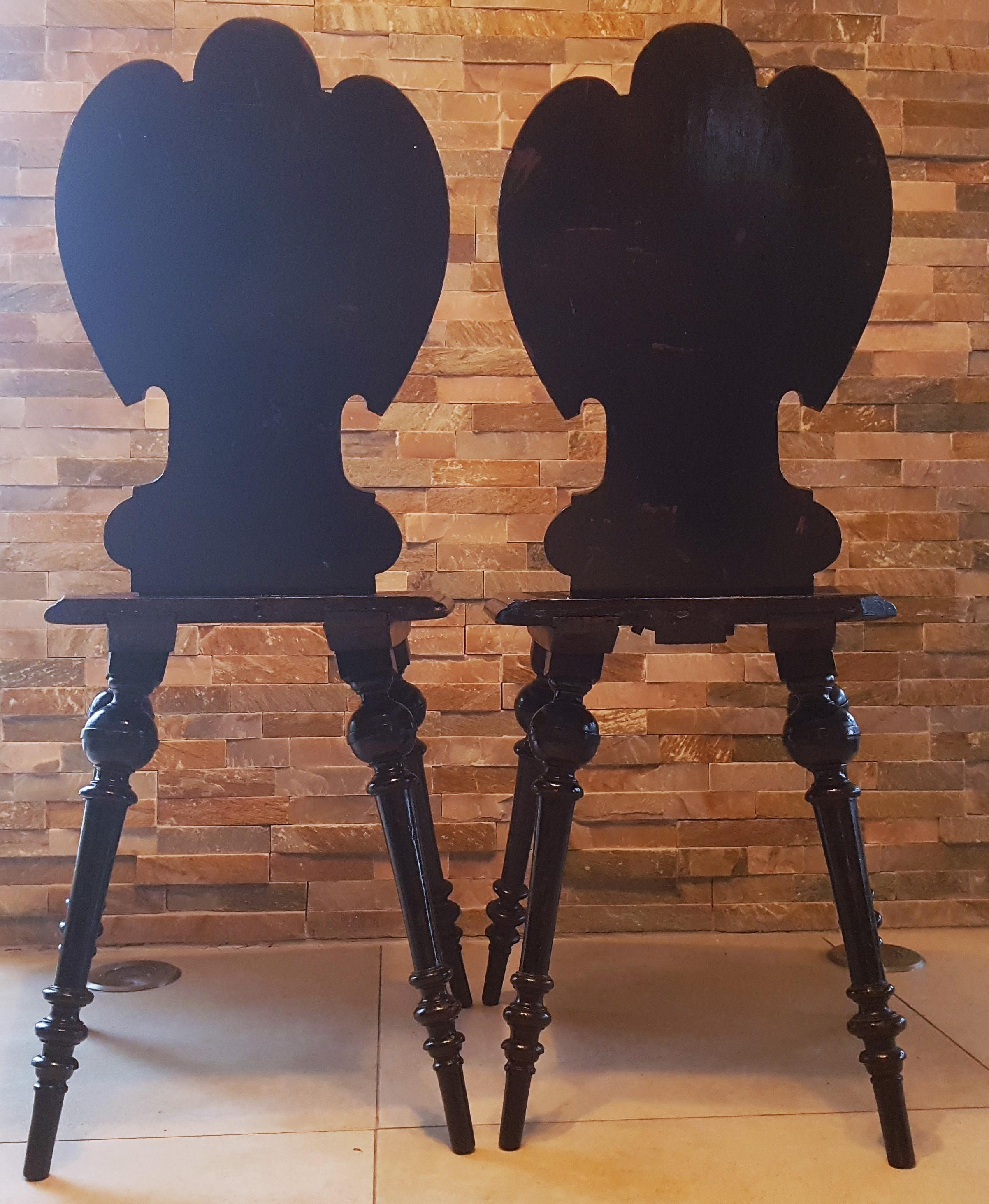 Paire de chaises primitives rustiques et minimalistes du 19ème siècle en bois sculpté en vente 3