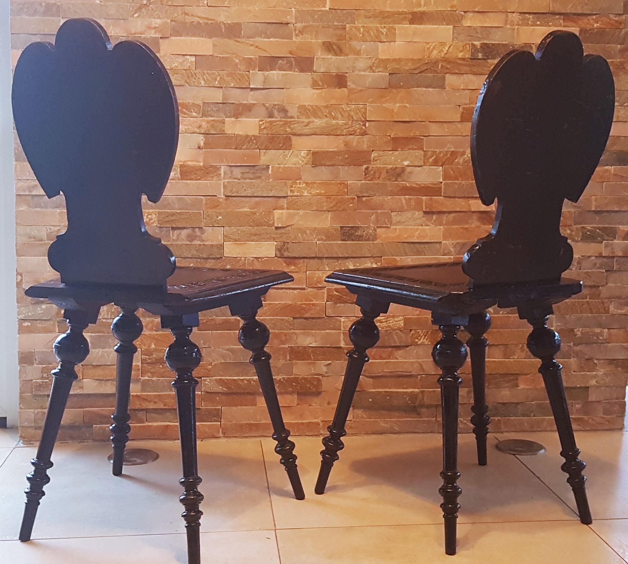 Paar primitive, rustikale, minimalistische, geschnitzte Holzstühle aus dem 19. Jahrhundert im Angebot 5
