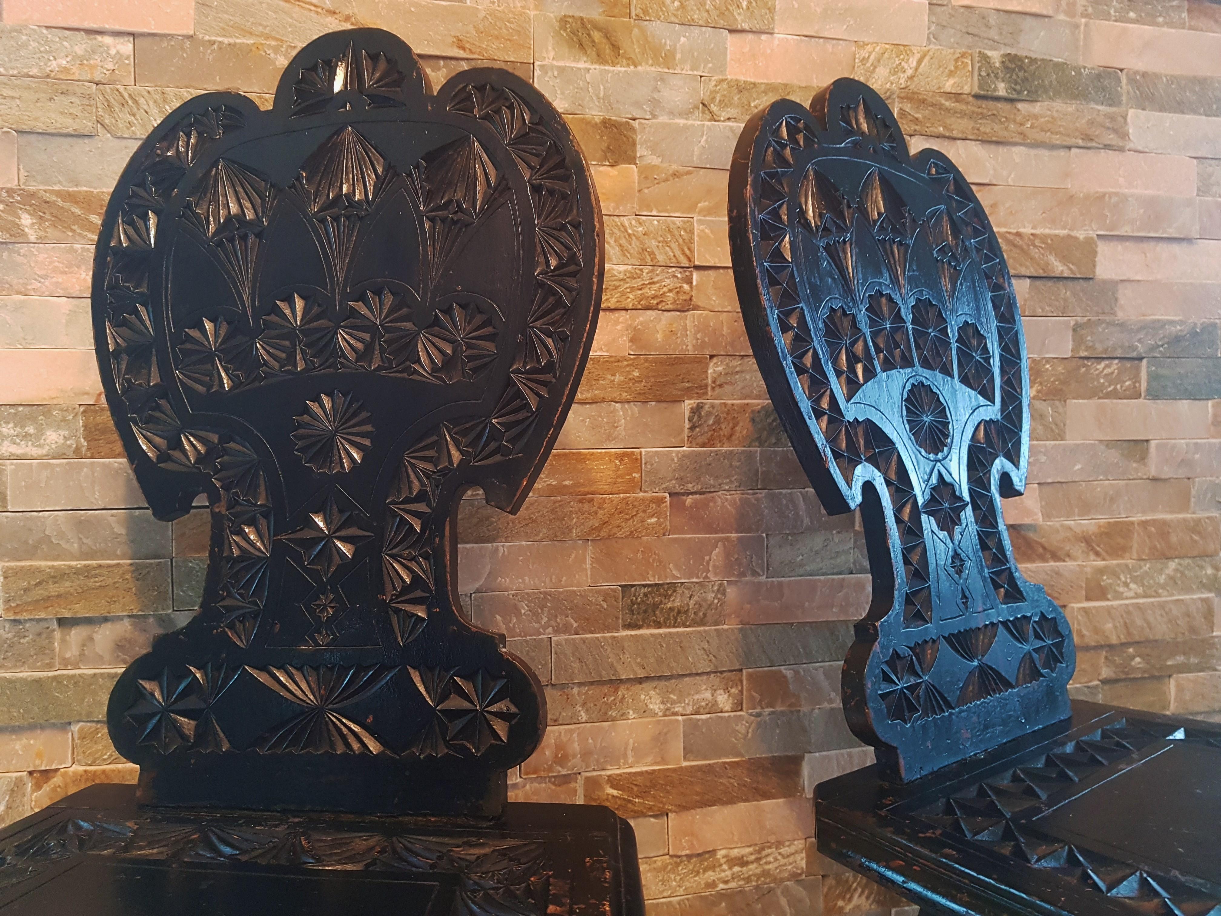Paire de chaises primitives rustiques et minimalistes du 19ème siècle en bois sculpté en vente 7