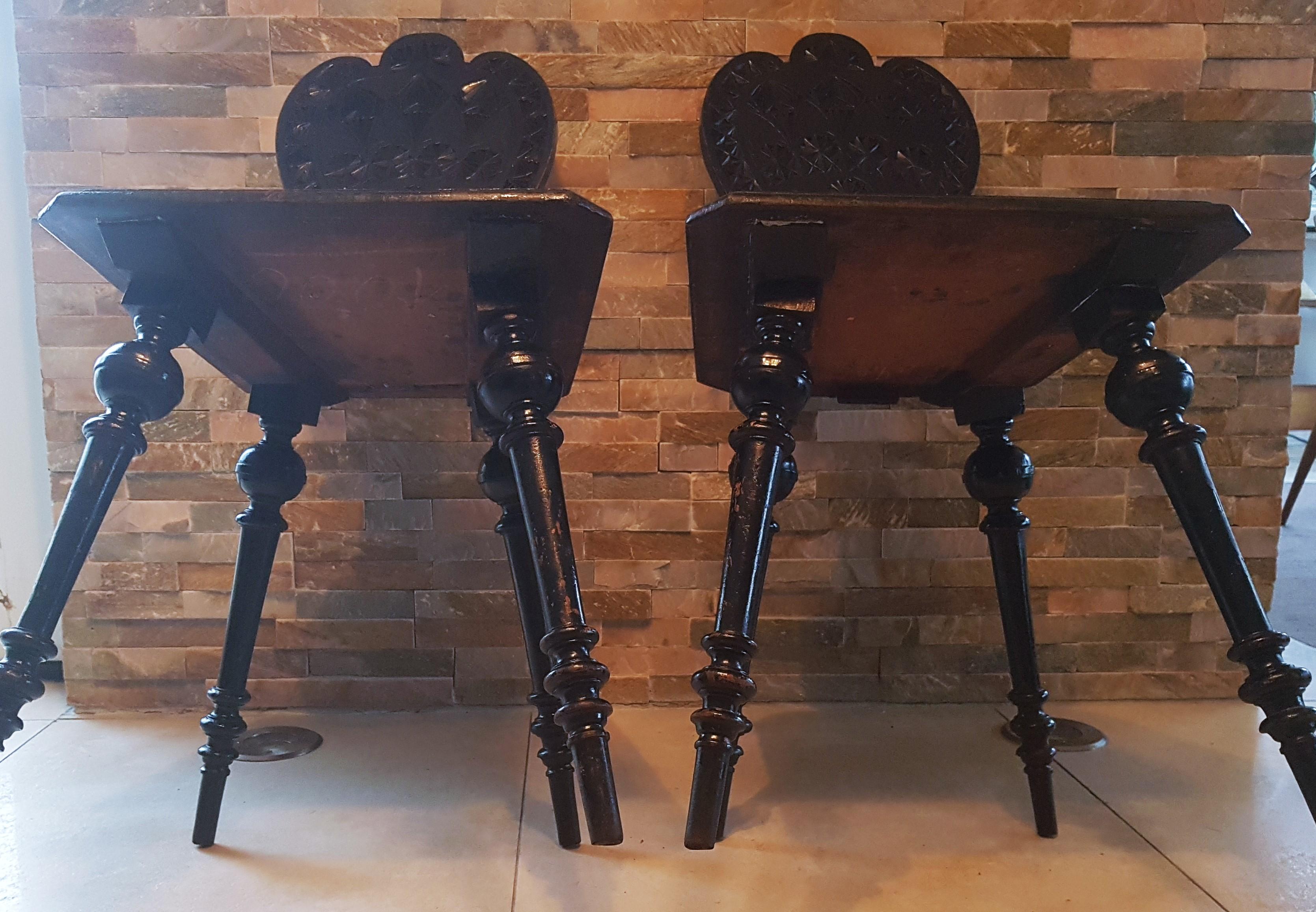 Paire de chaises primitives rustiques et minimalistes du 19ème siècle en bois sculpté en vente 12