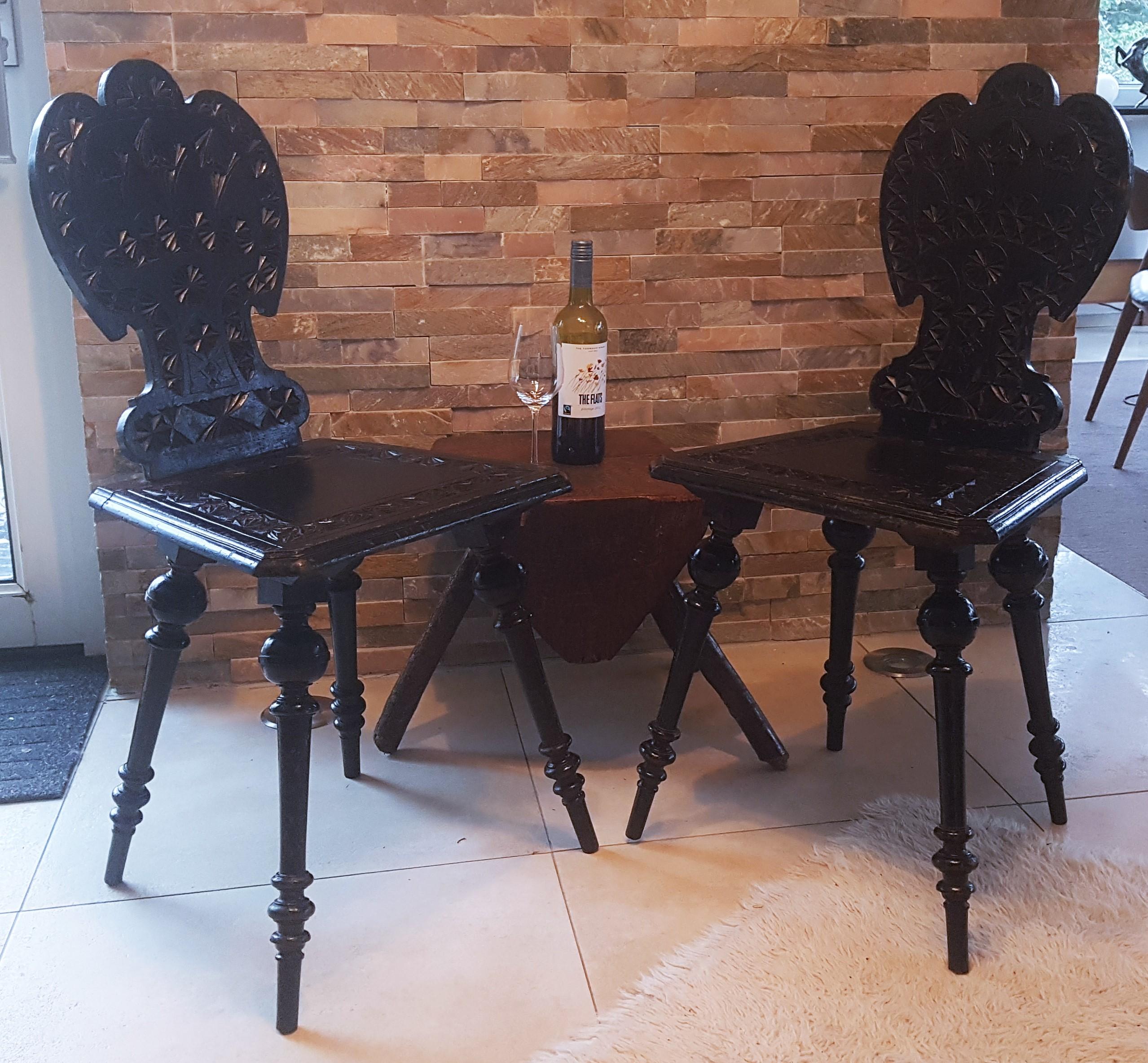 Primitif Paire de chaises primitives rustiques et minimalistes du 19ème siècle en bois sculpté en vente