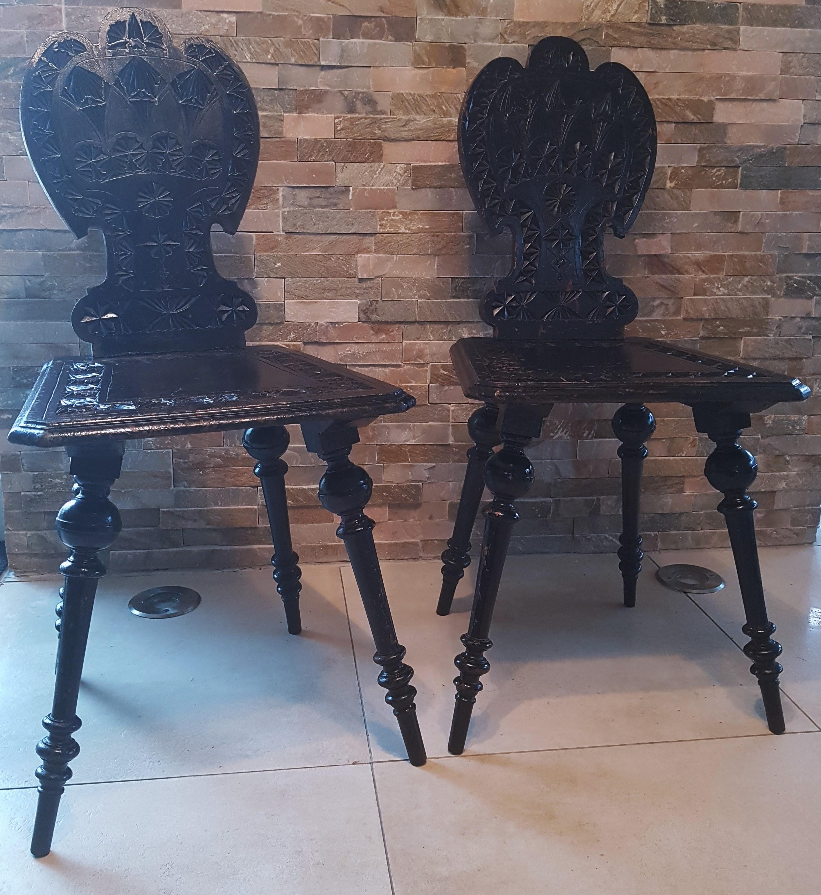 Pair of 19th Century Primitive Rustic Minimal Carved Wood Board Chairs In Good Condition For Sale In Saarbruecken, DE