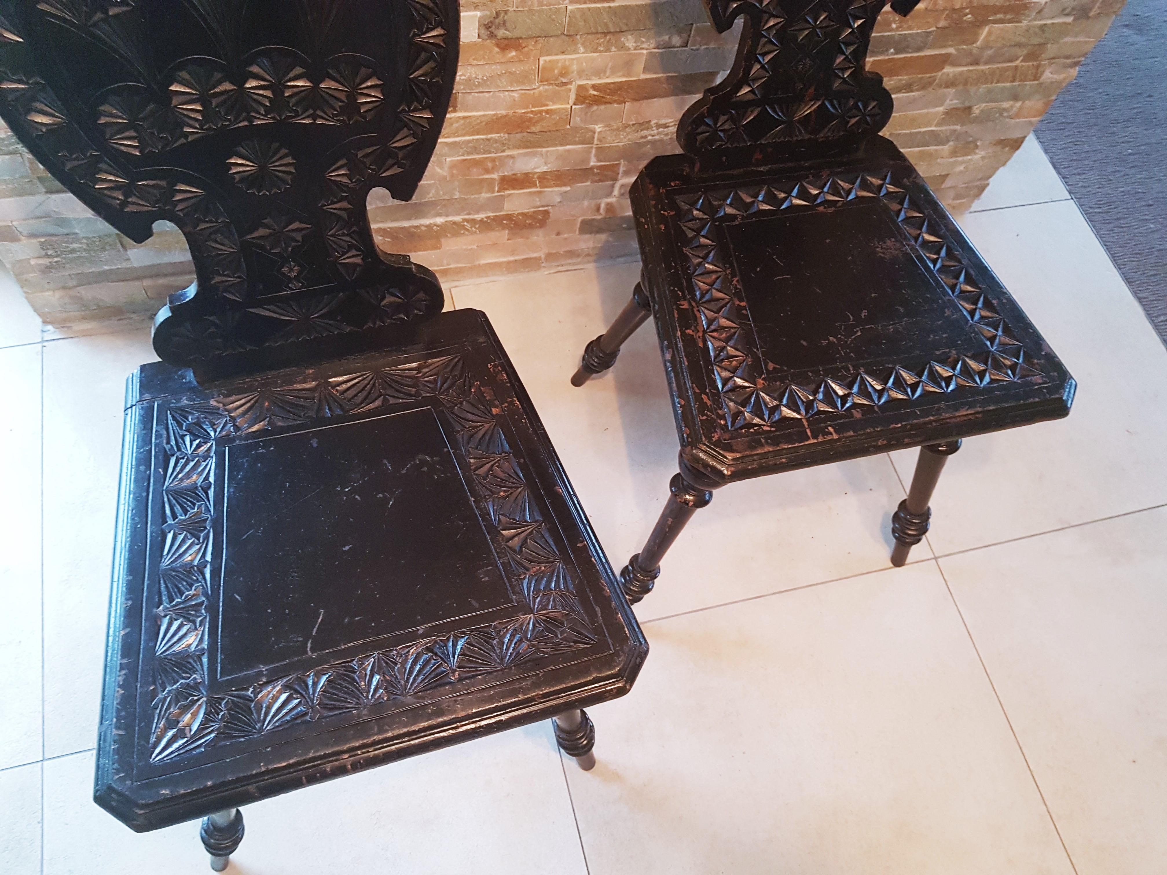 Fin du XIXe siècle Paire de chaises primitives rustiques et minimalistes du 19ème siècle en bois sculpté en vente