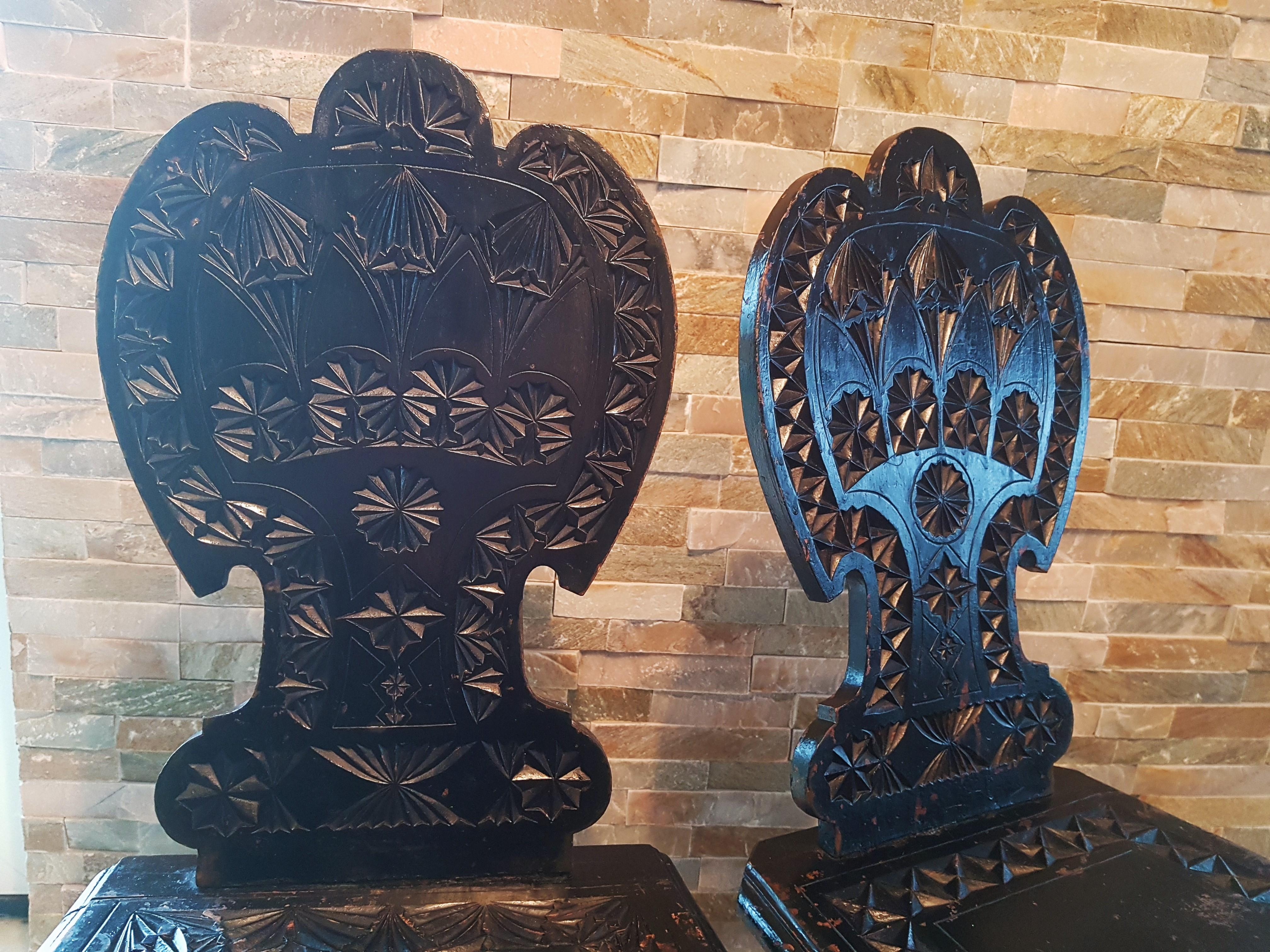 Bois Paire de chaises primitives rustiques et minimalistes du 19ème siècle en bois sculpté en vente