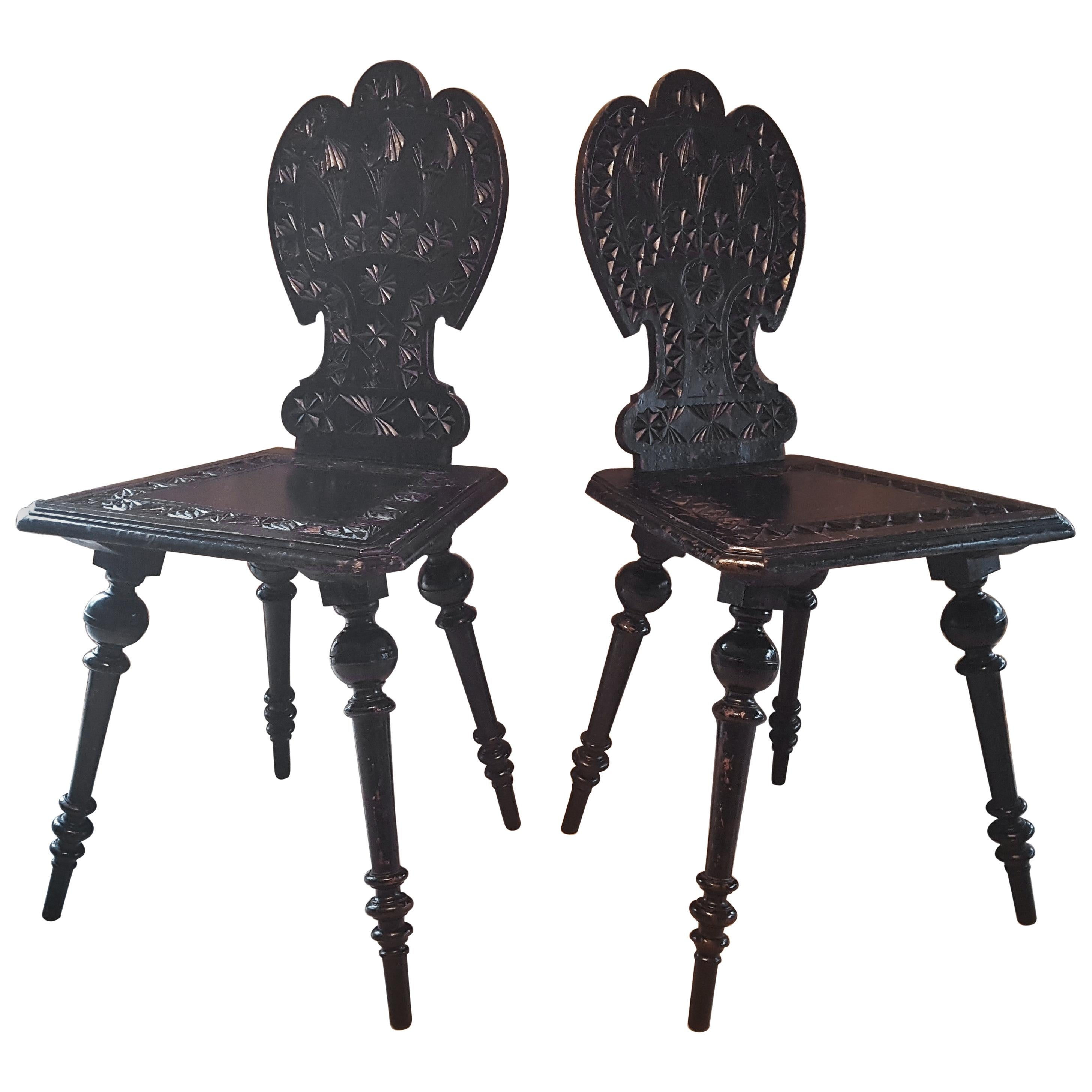 Paar primitive, rustikale, minimalistische, geschnitzte Holzstühle aus dem 19. Jahrhundert